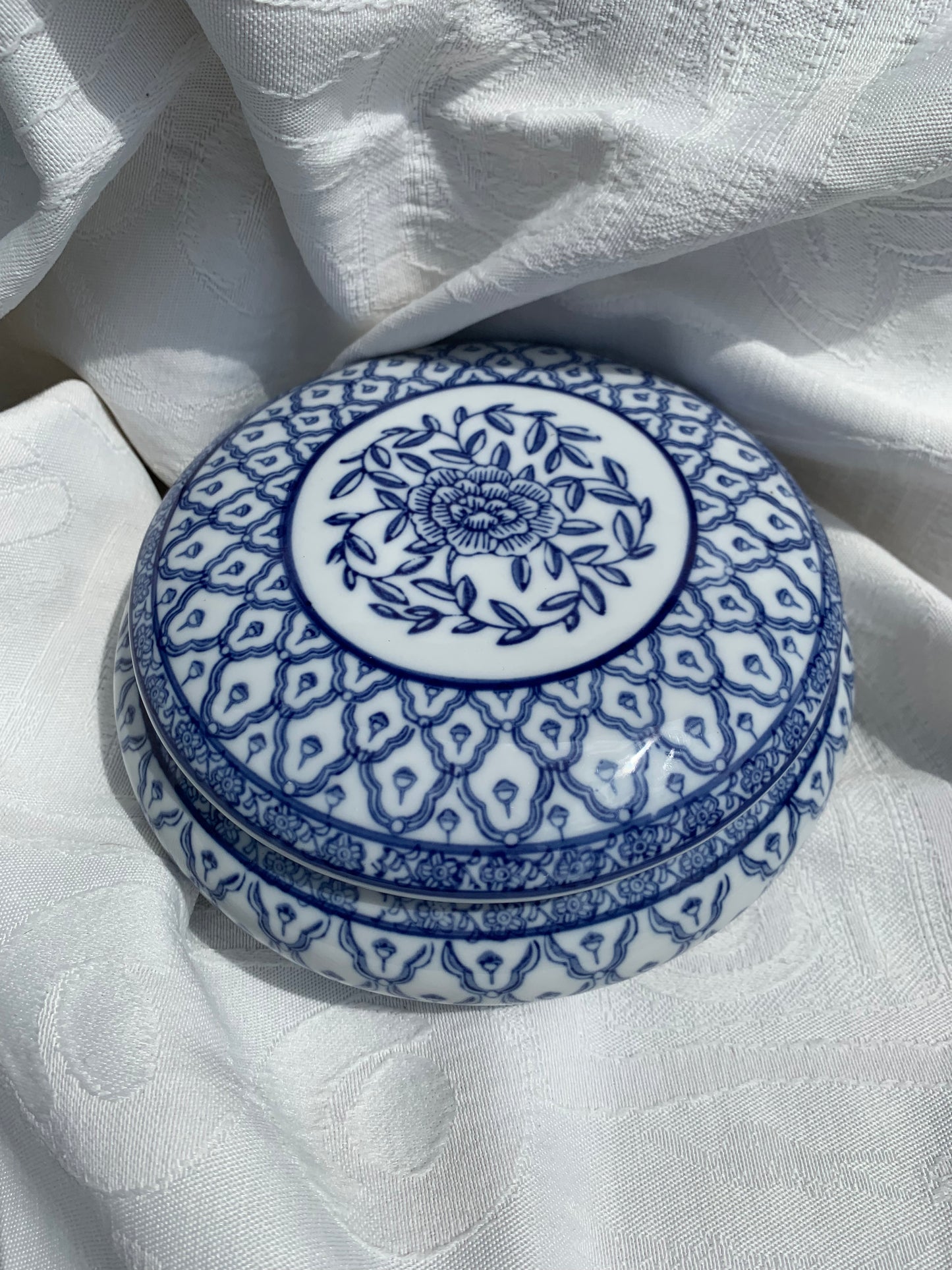 Boîte en porcelaine peinte à la main