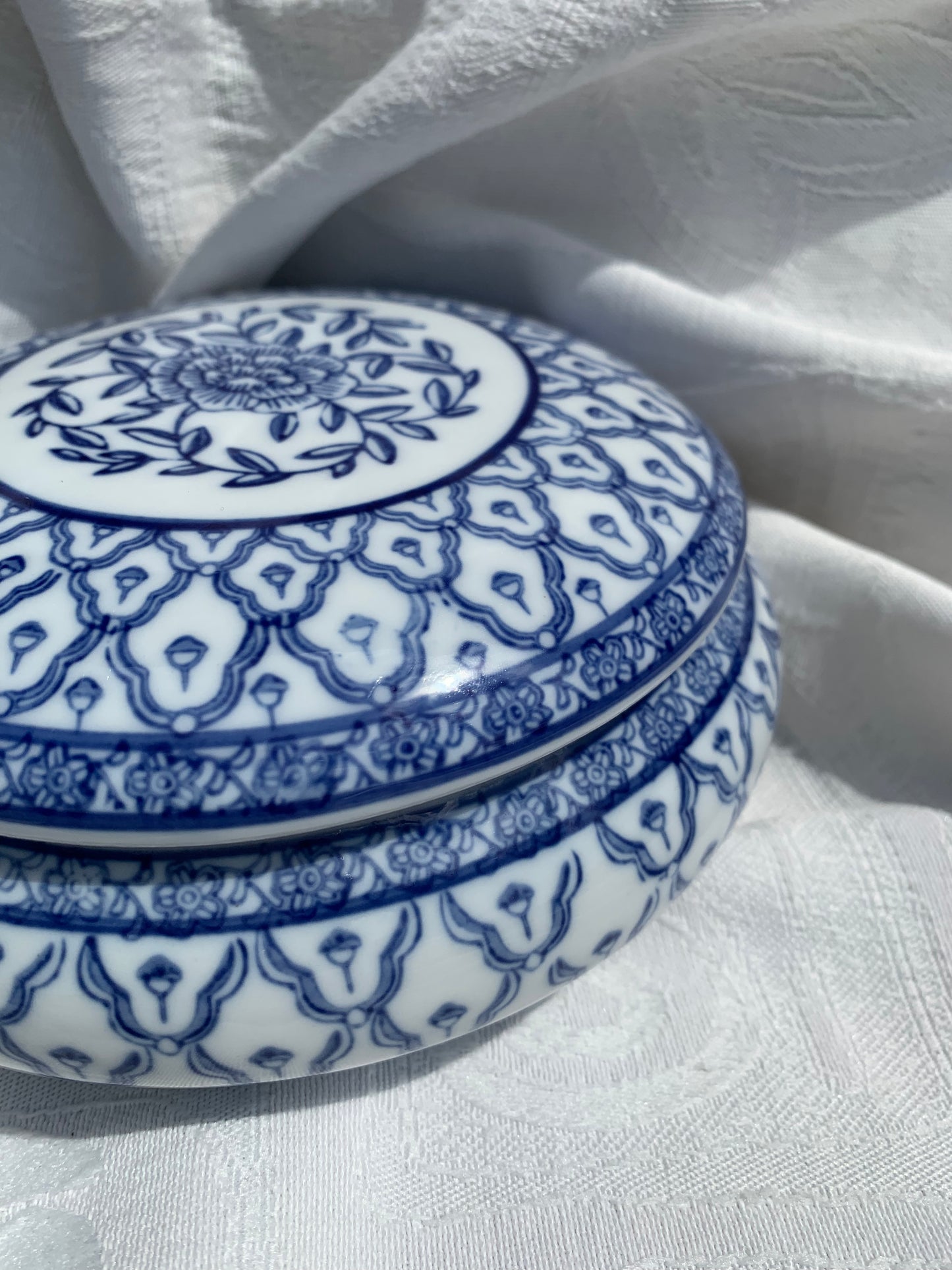Boîte en porcelaine peinte à la main