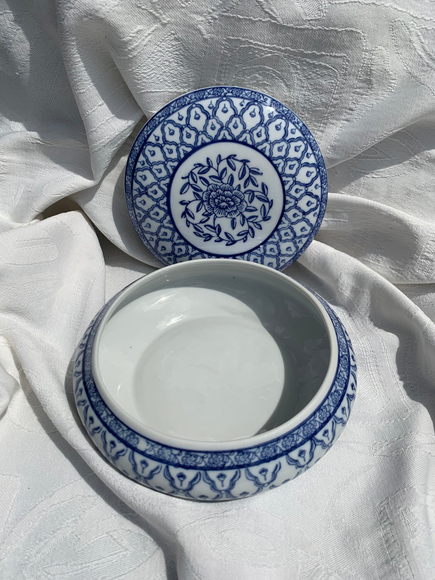 Boîte en porcelaine peinte à la main