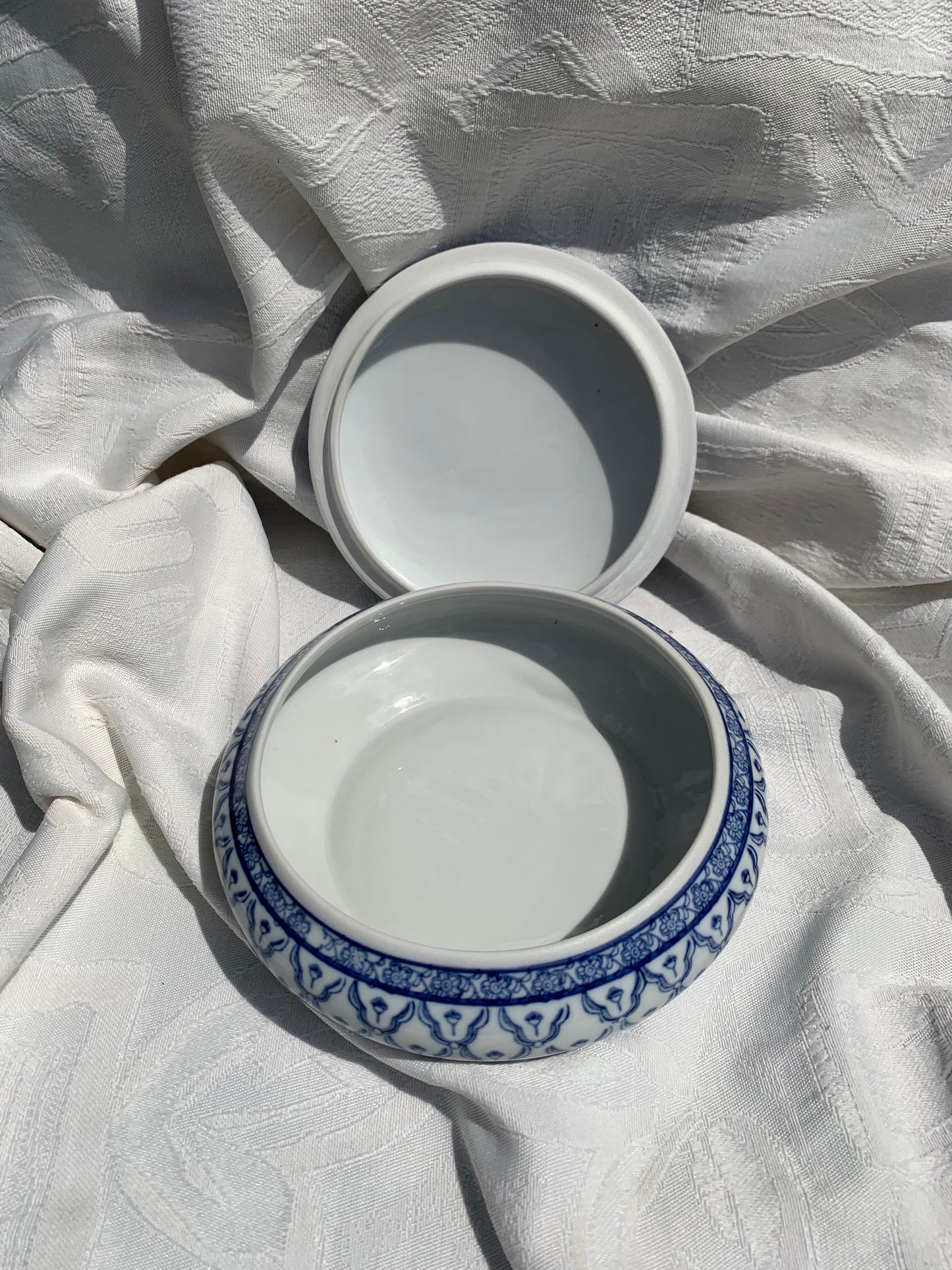 Boîte en porcelaine peinte à la main