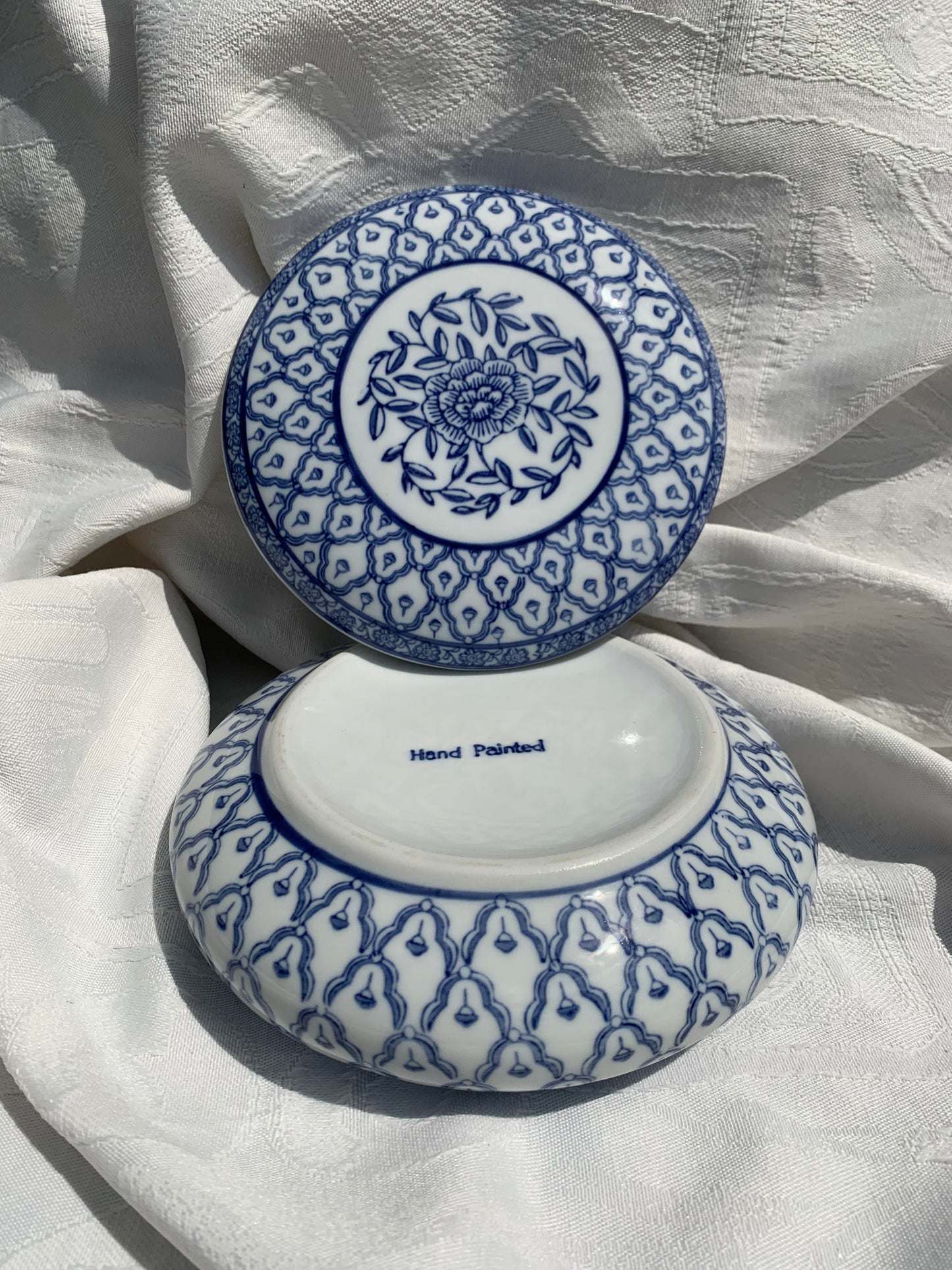 Boîte en porcelaine peinte à la main