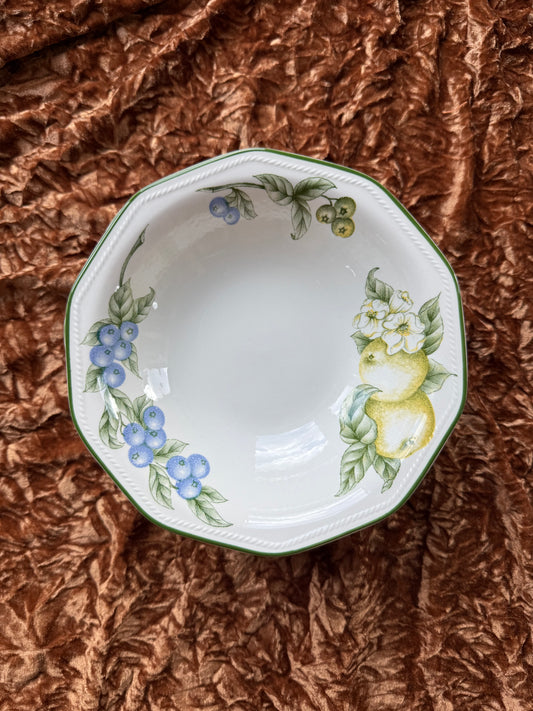 Huit assiettes creuses en porcelaine fruits Churchill England