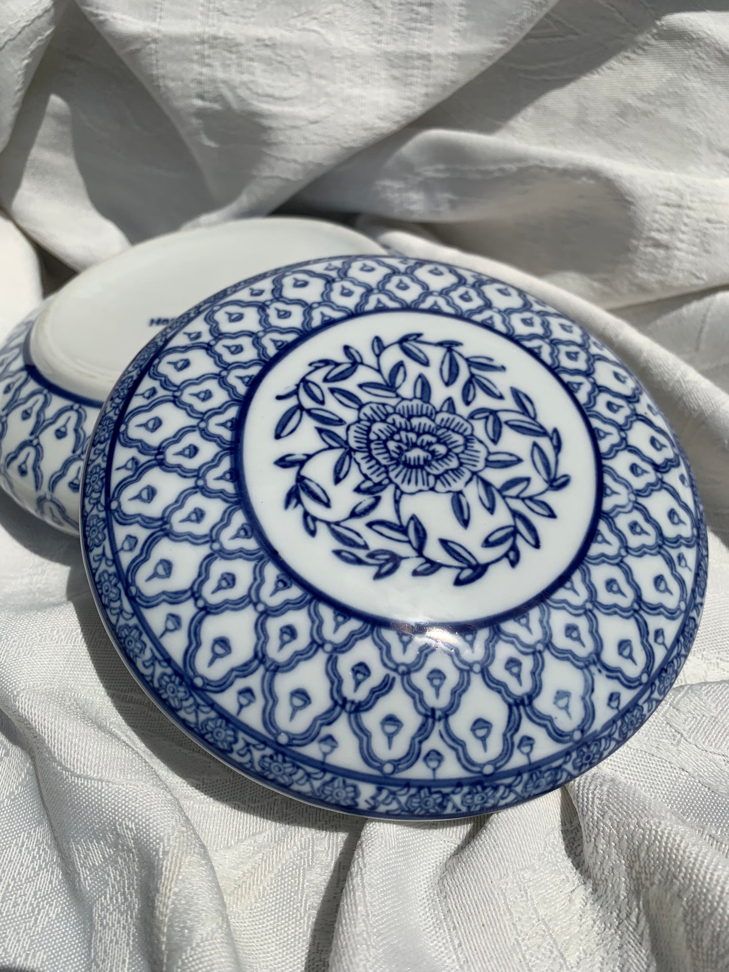Boîte en porcelaine peinte à la main