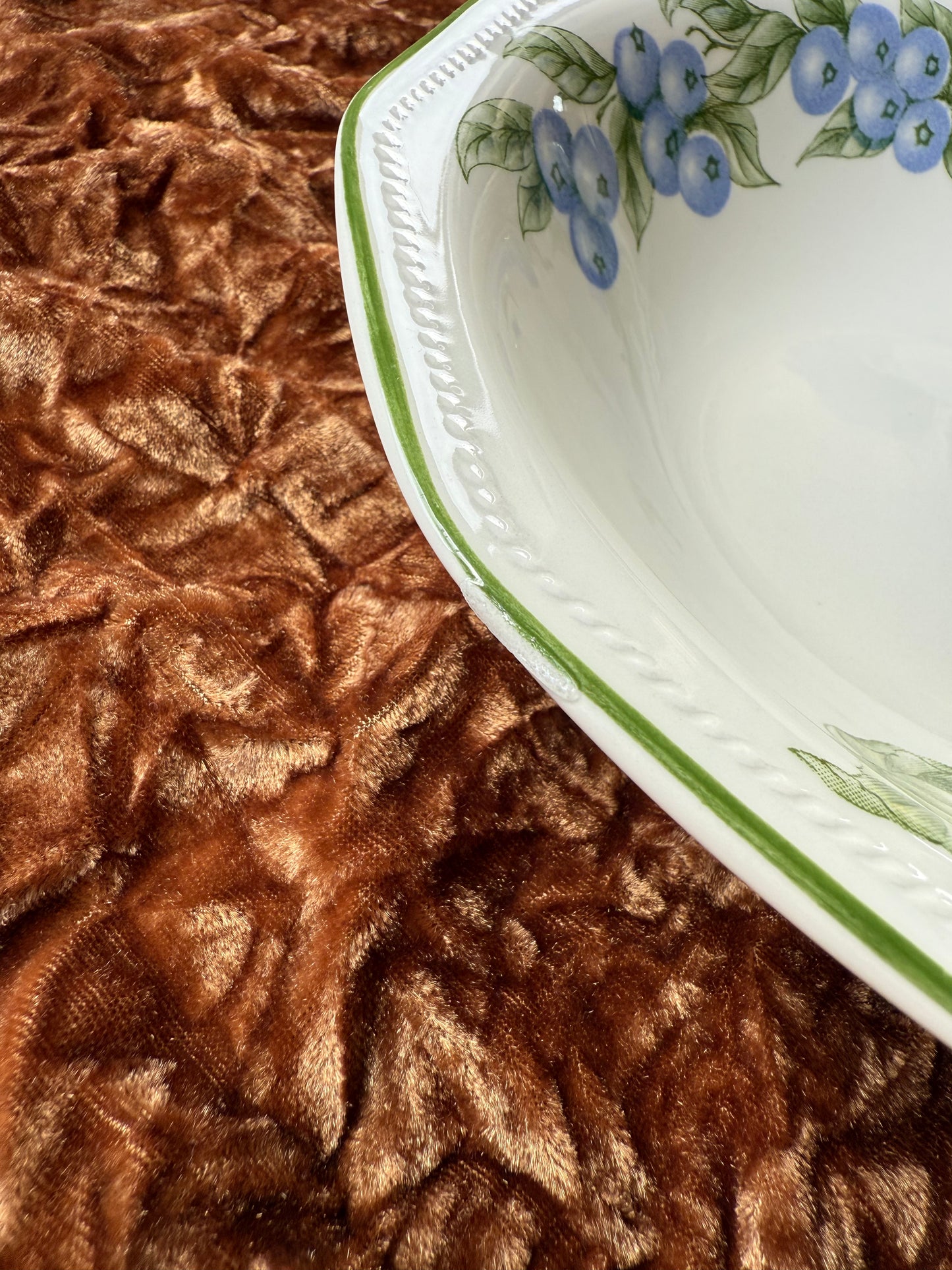 Huit assiettes creuses en porcelaine fruits Churchill England