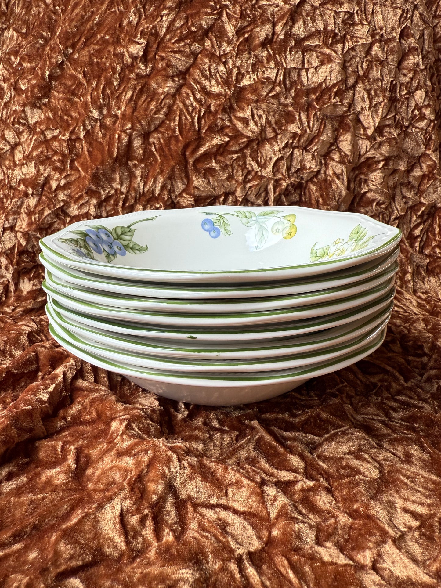 Huit assiettes creuses en porcelaine fruits Churchill England