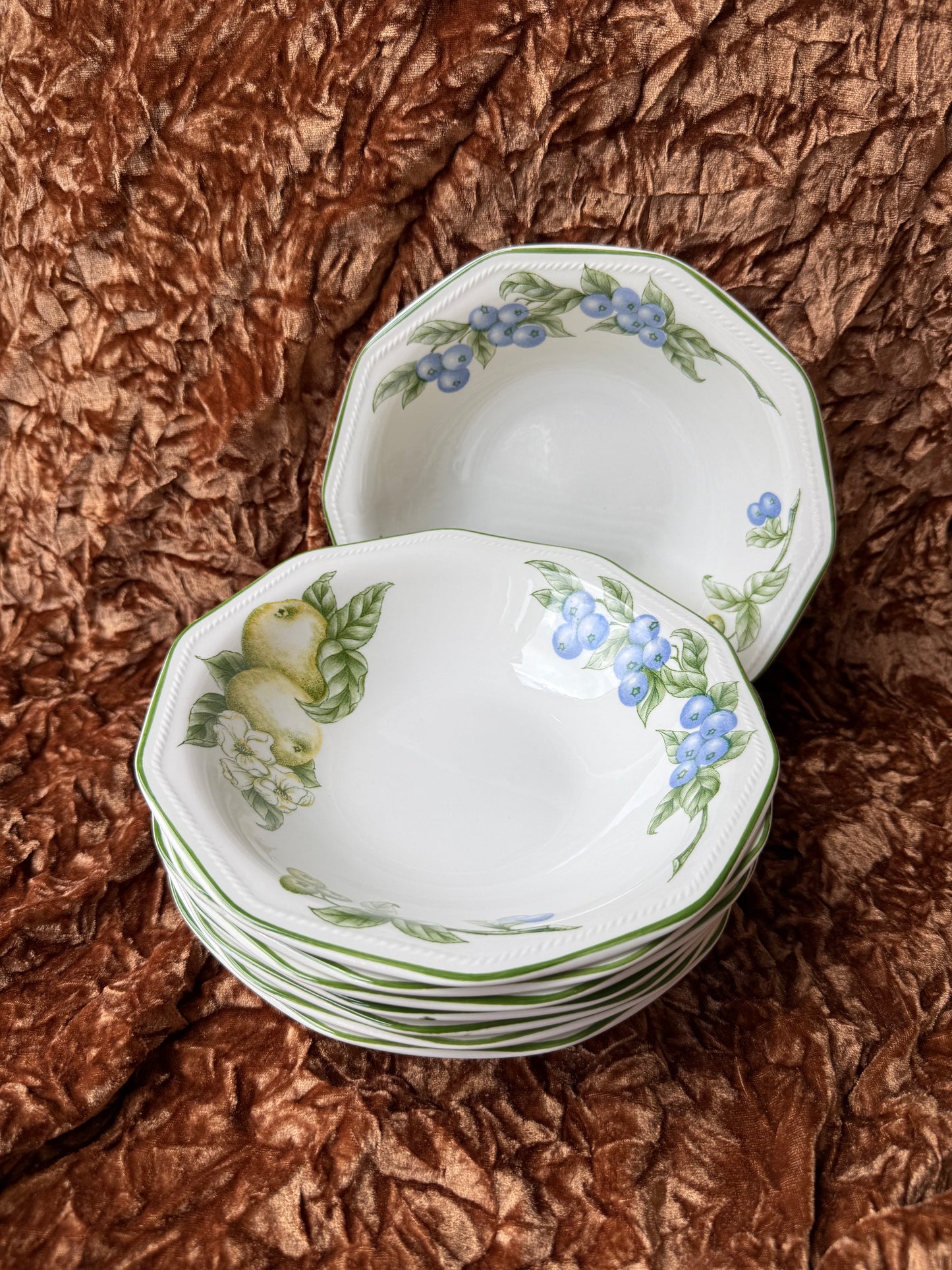 Huit assiettes creuses en porcelaine fruits Churchill England