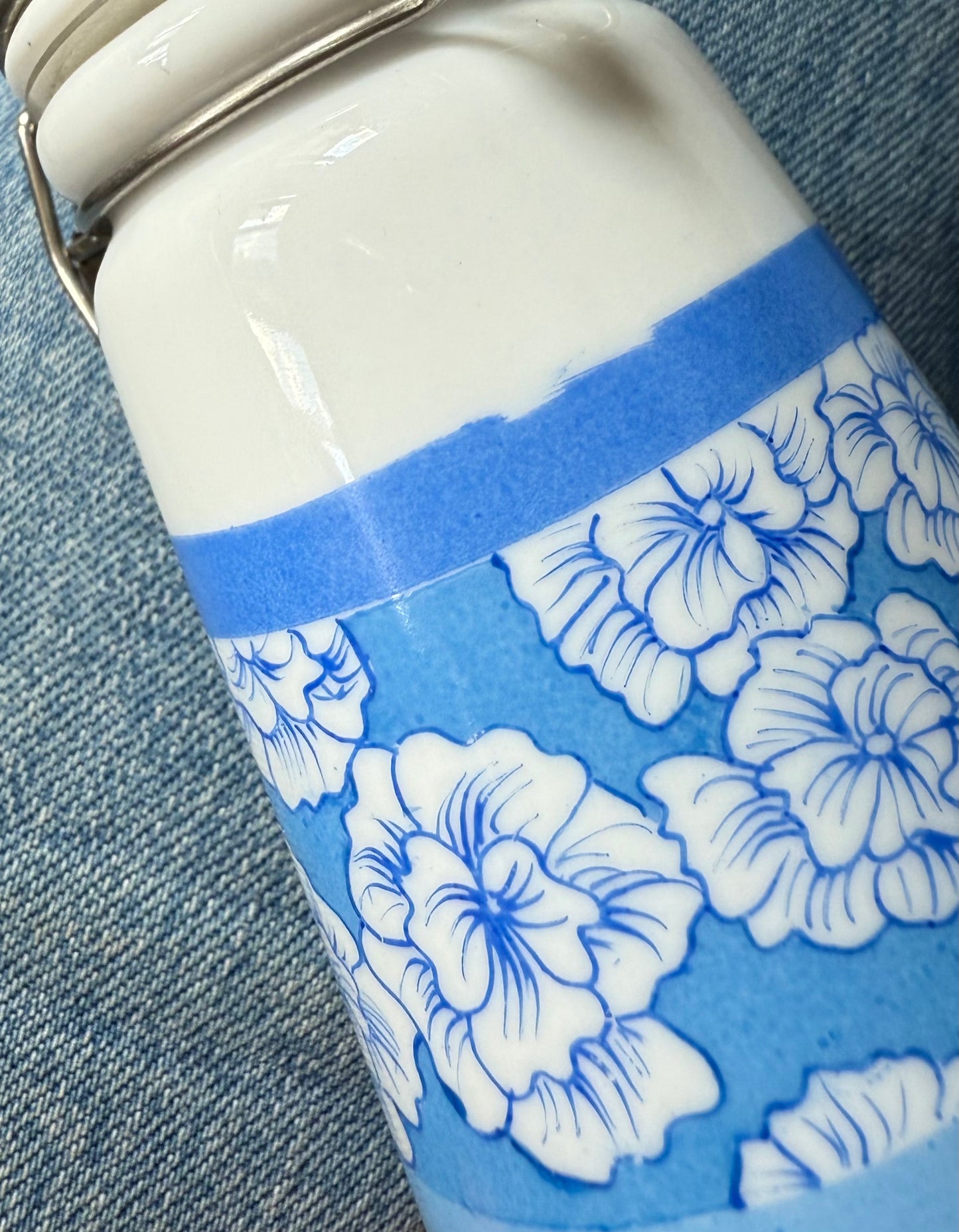 Duo salière et poivrière en céramique rayures et fleurs bleues et blanches DL