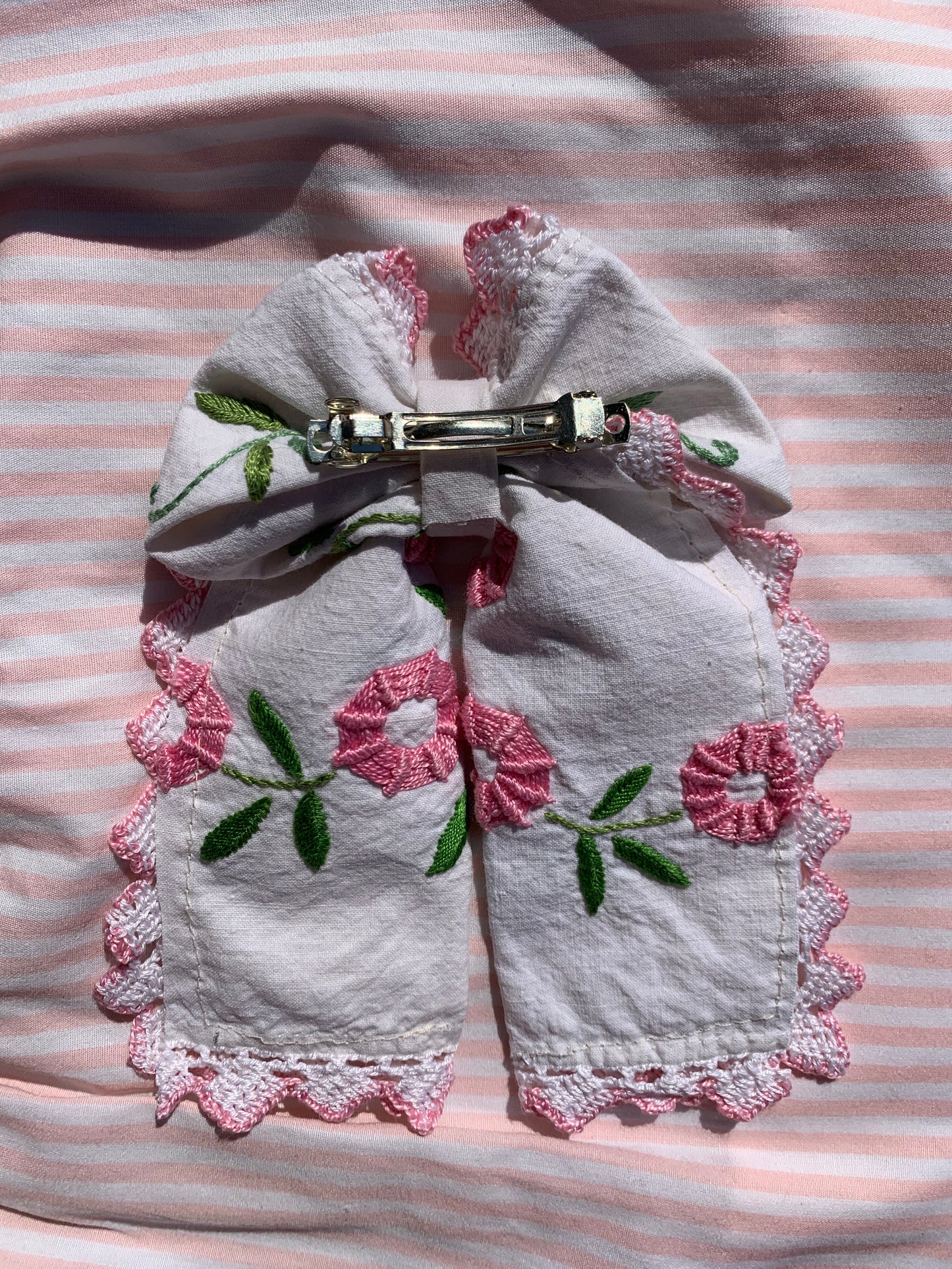 Noeud cheveux broderie ancienne