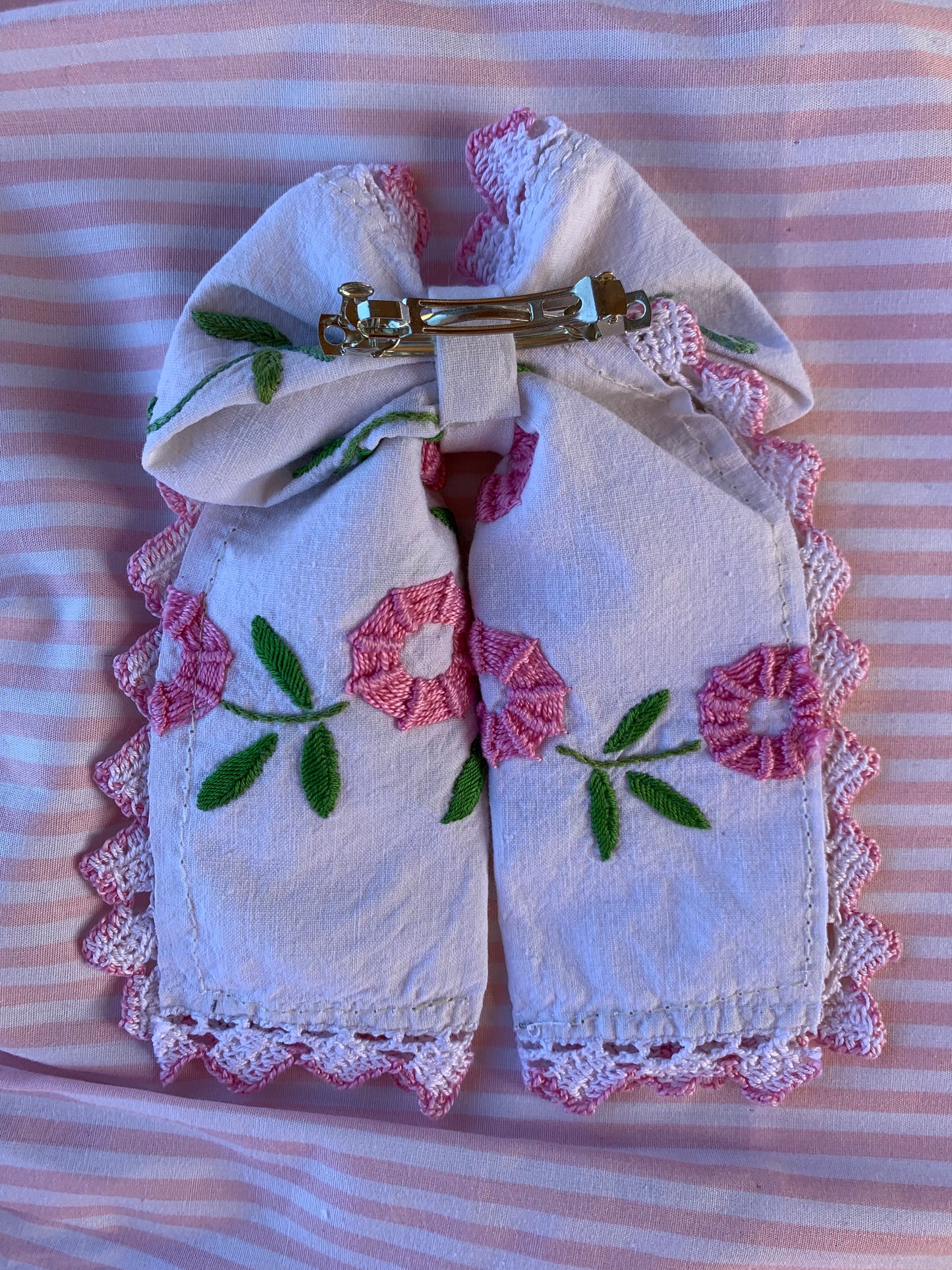 Noeud cheveux broderie ancienne