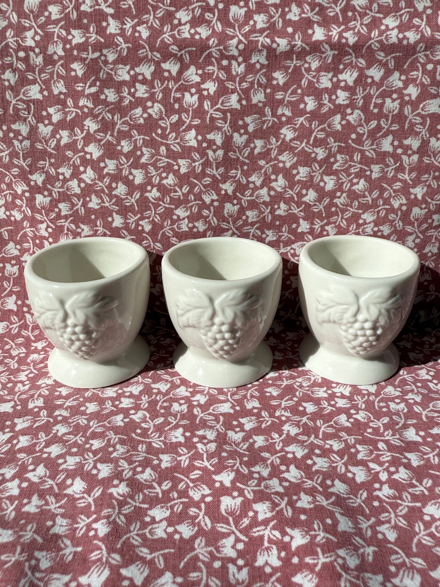 Trois petits coquetiers en céramique motif grappe de raisin