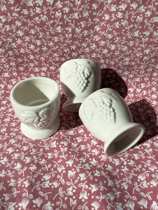 Trois petits coquetiers en céramique motif grappe de raisin
