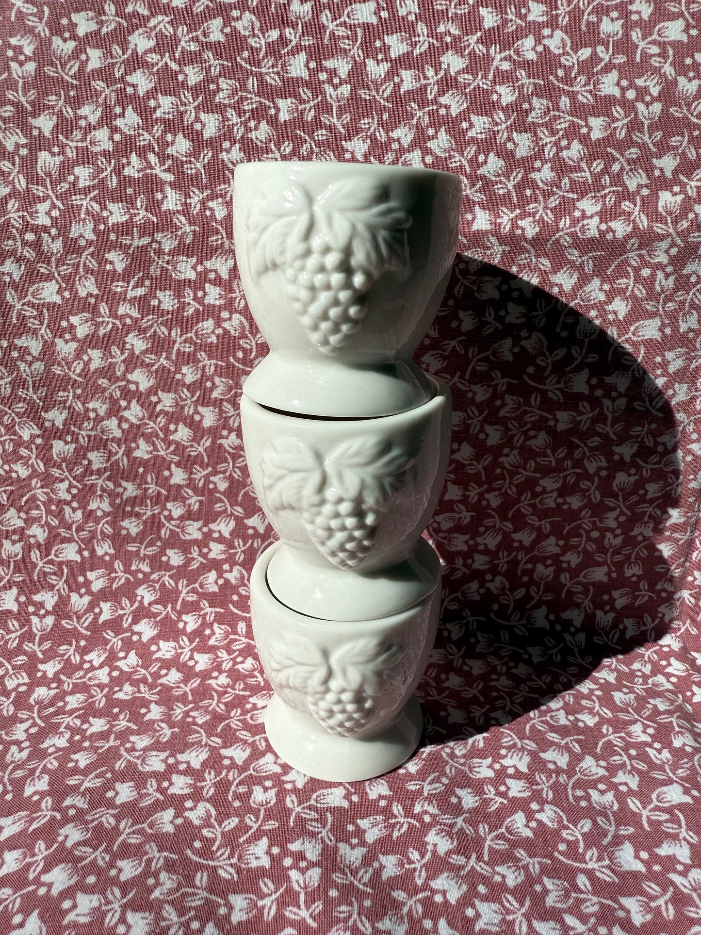 Trois petits coquetiers en céramique motif grappe de raisin