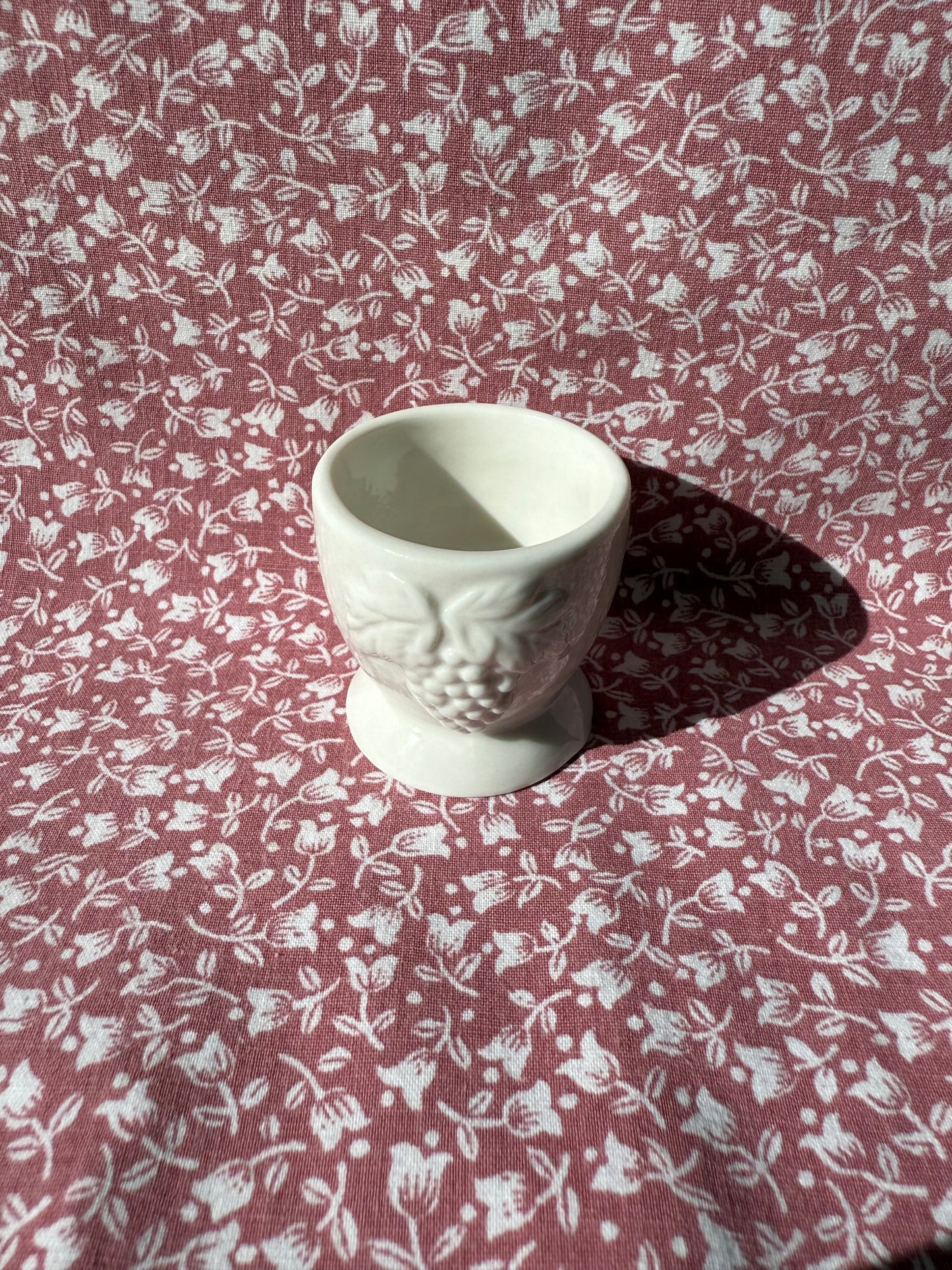 Trois petits coquetiers en céramique motif grappe de raisin