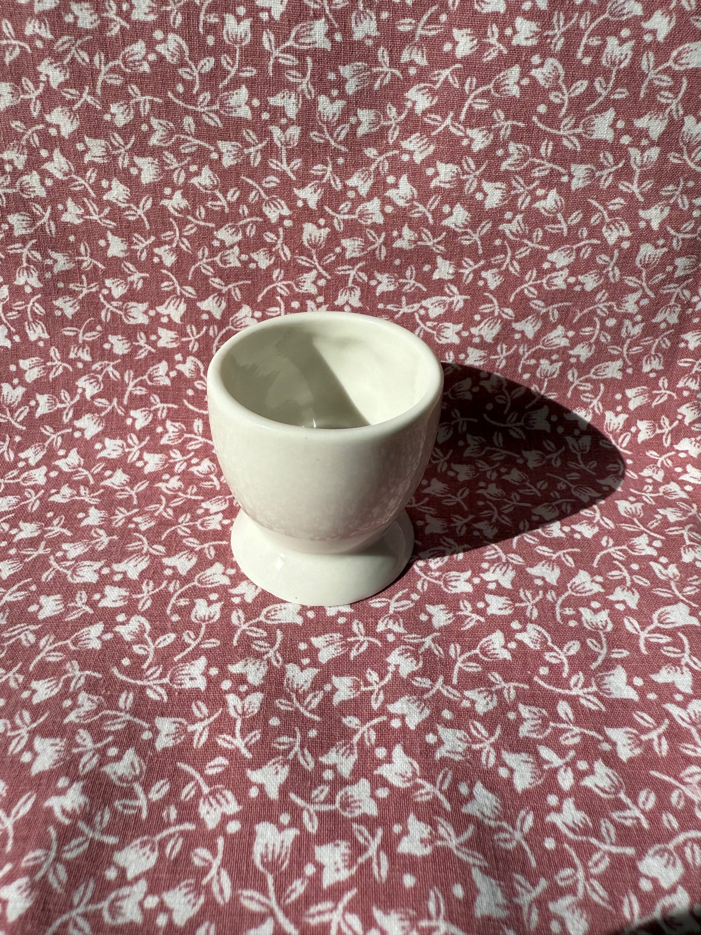 Trois petits coquetiers en céramique motif grappe de raisin