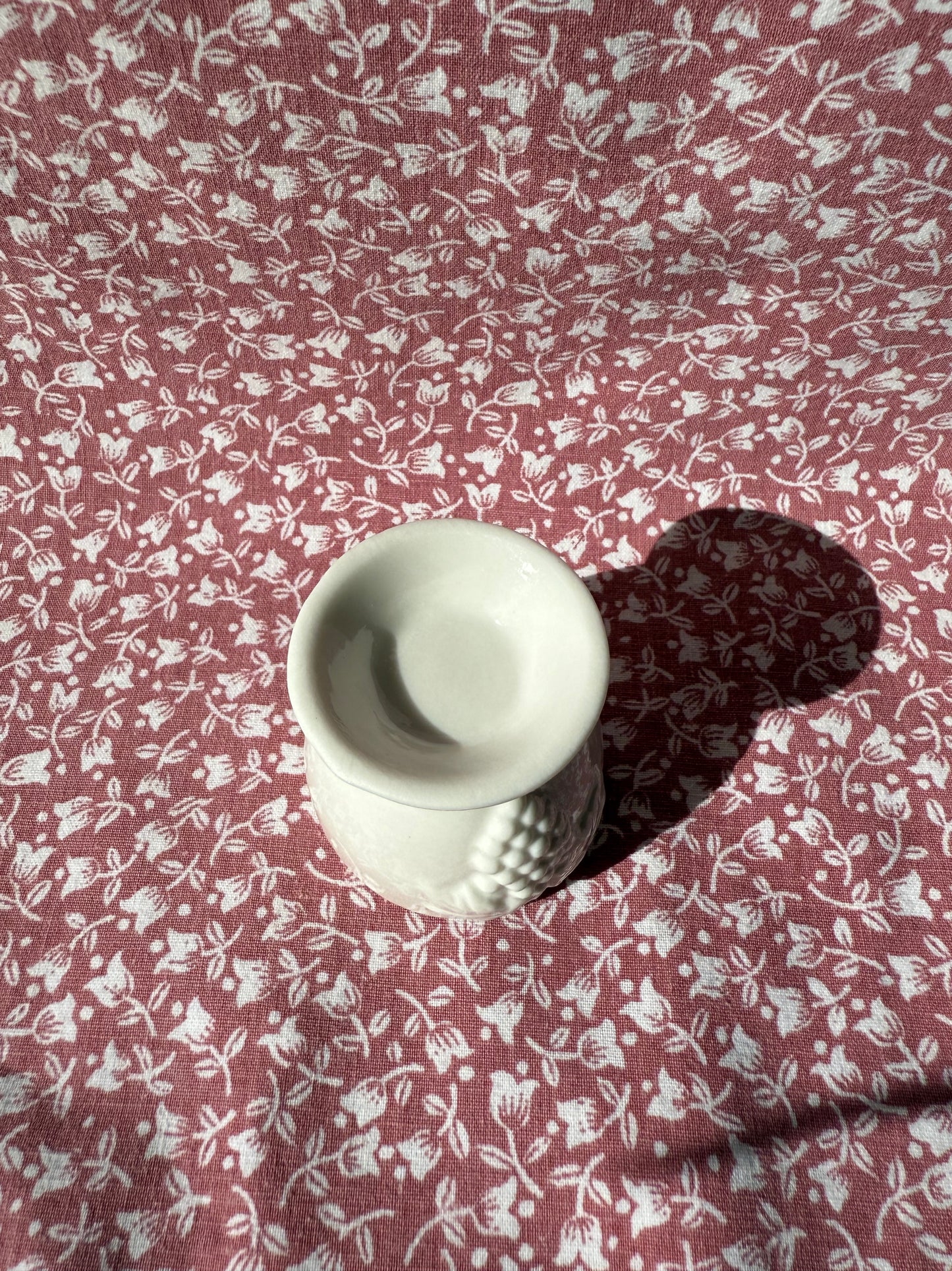 Trois petits coquetiers en céramique motif grappe de raisin