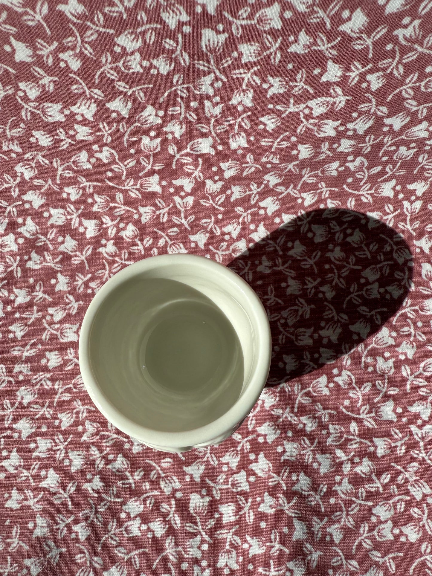 Trois petits coquetiers en céramique motif grappe de raisin