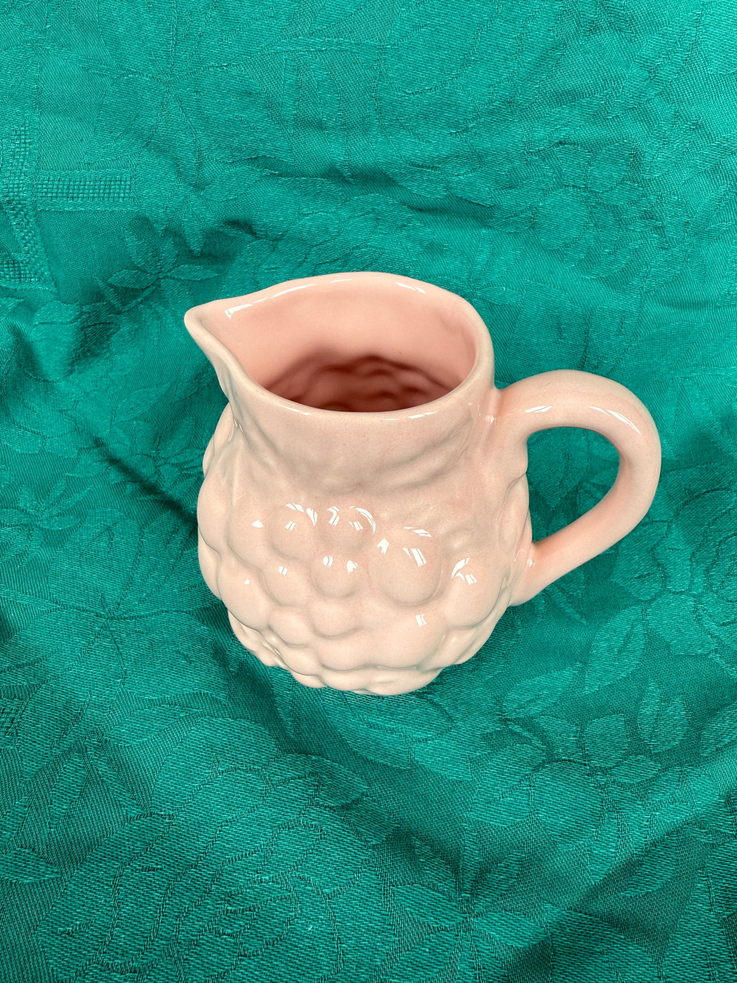 Petit pot avec bec verseur en barbotine rose Geneviève Lethu Salins France