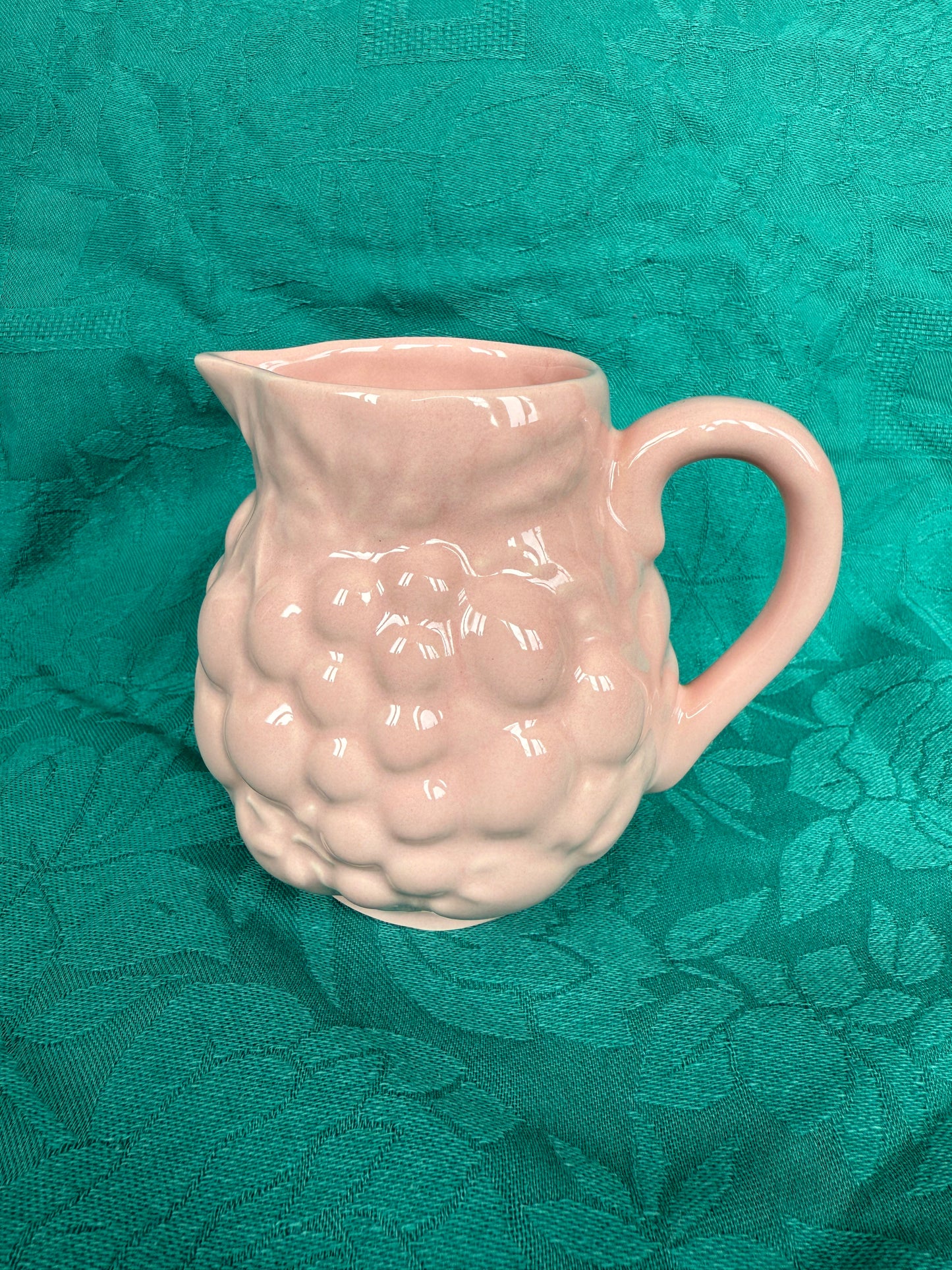 Petit pot avec bec verseur en barbotine rose Geneviève Lethu Salins France