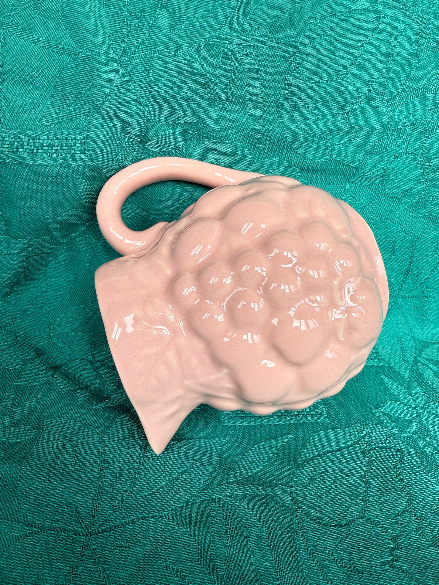 Petit pot avec bec verseur en barbotine rose Geneviève Lethu Salins France