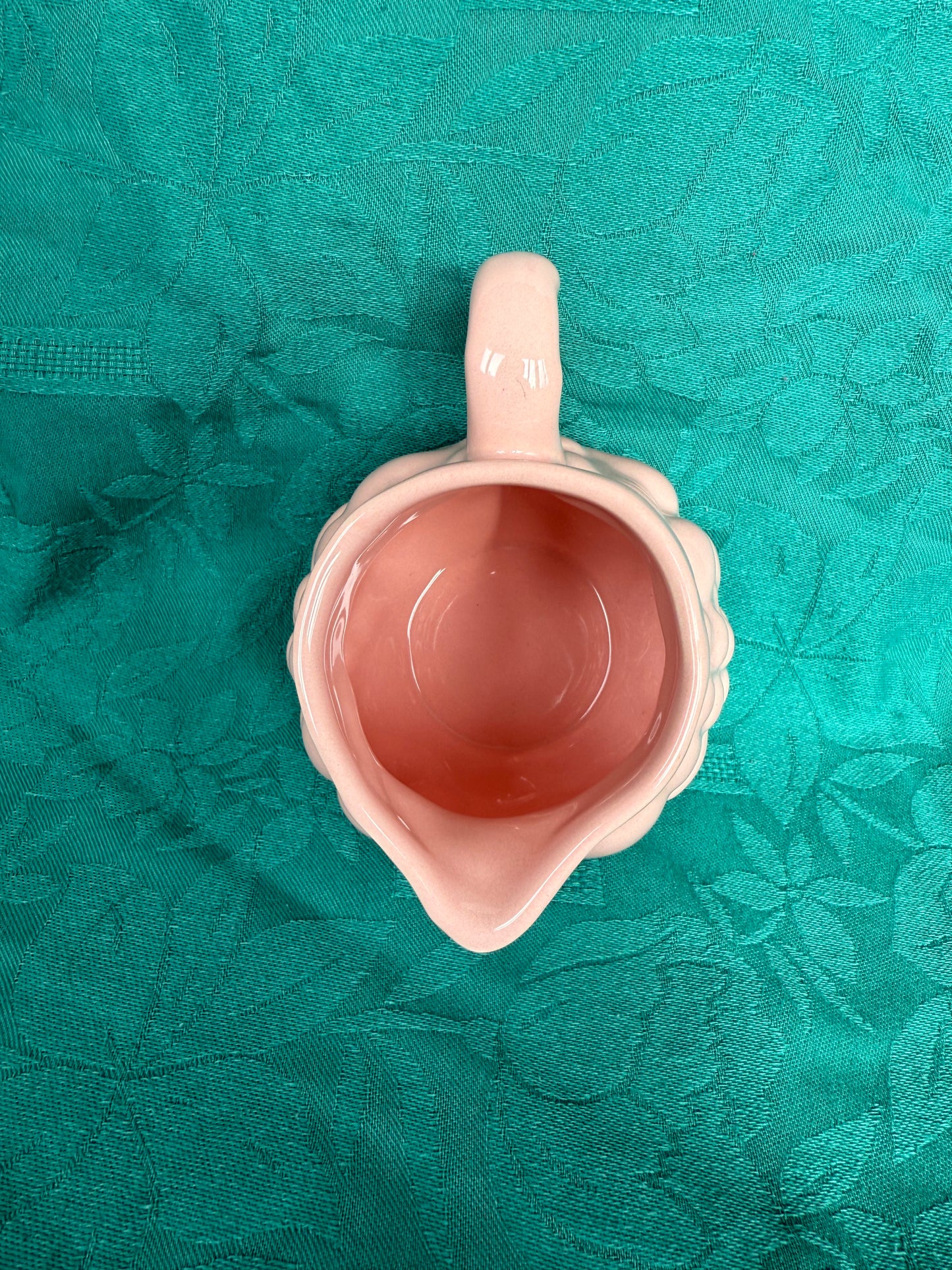 Petit pot avec bec verseur en barbotine rose Geneviève Lethu Salins France