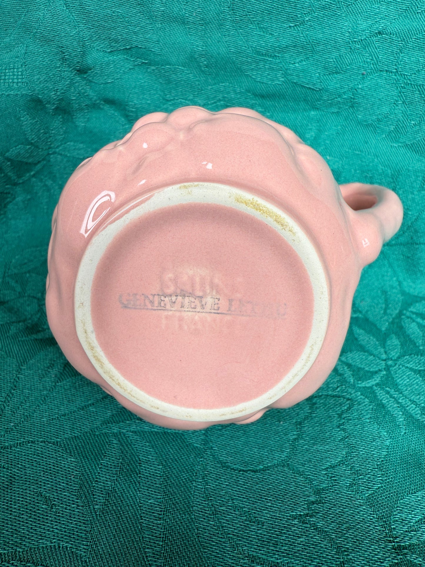 Petit pot avec bec verseur en barbotine rose Geneviève Lethu Salins France