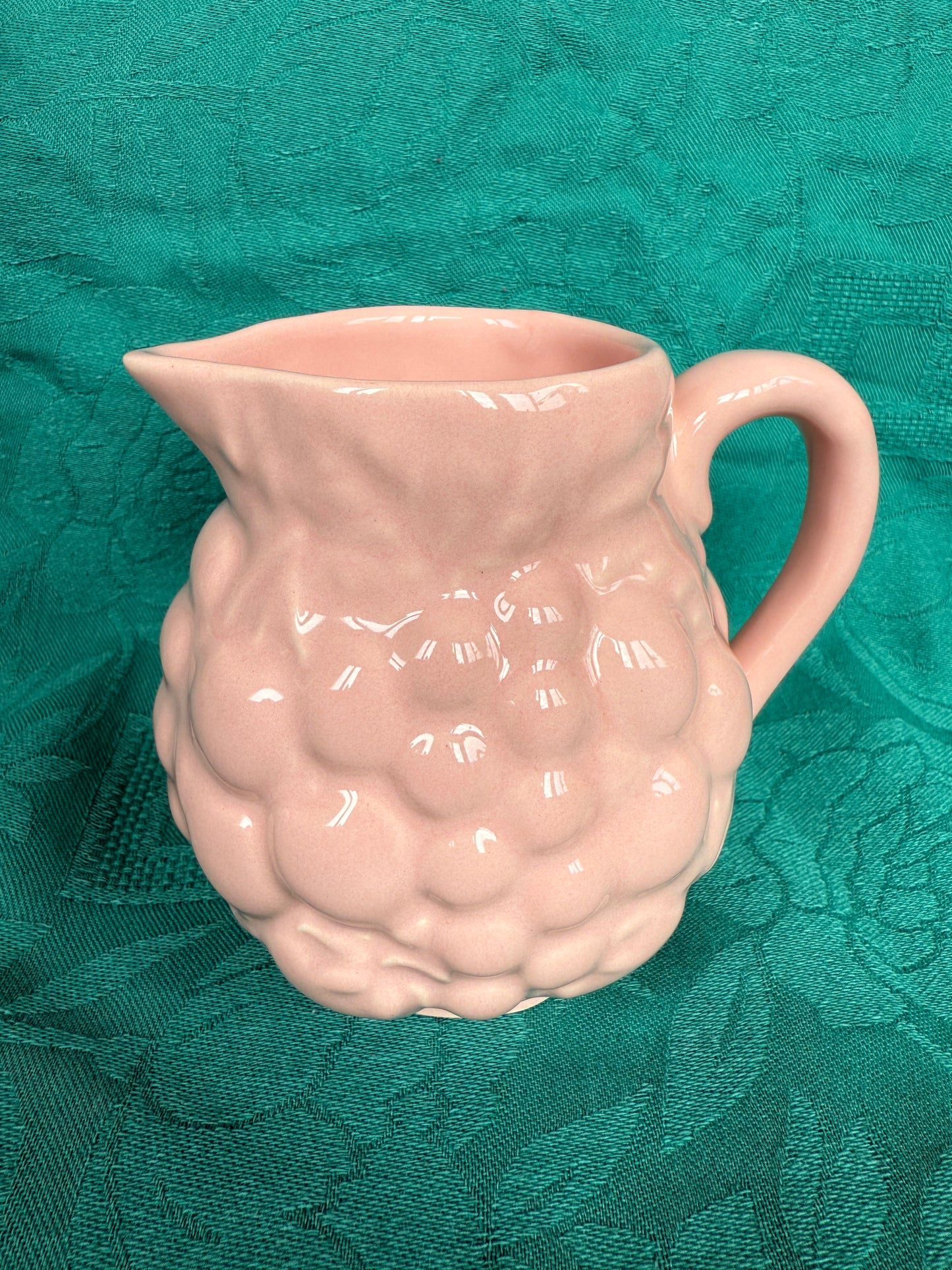 Petit pot avec bec verseur en barbotine rose Geneviève Lethu Salins France