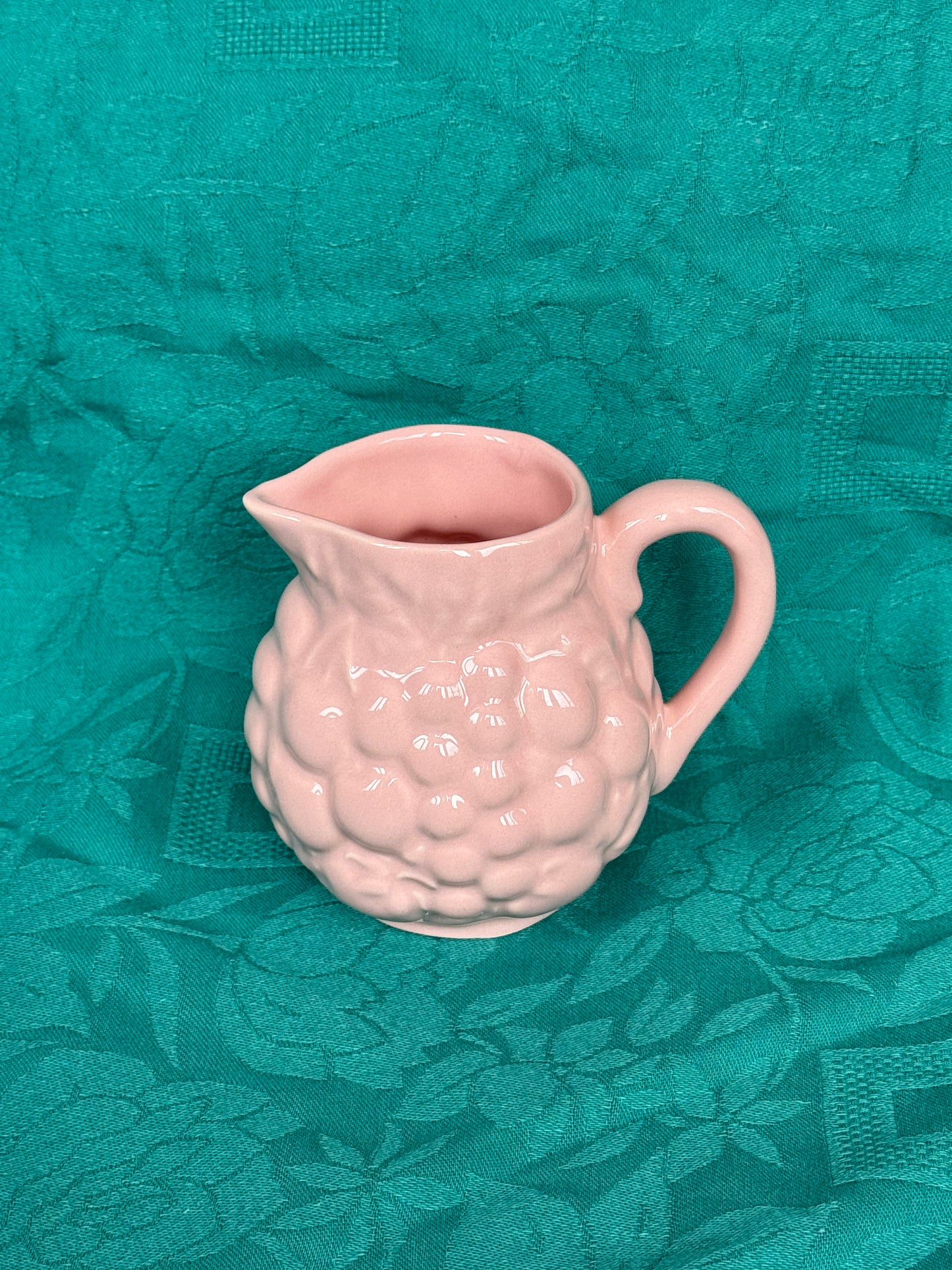 Petit pot avec bec verseur en barbotine rose Geneviève Lethu Salins France