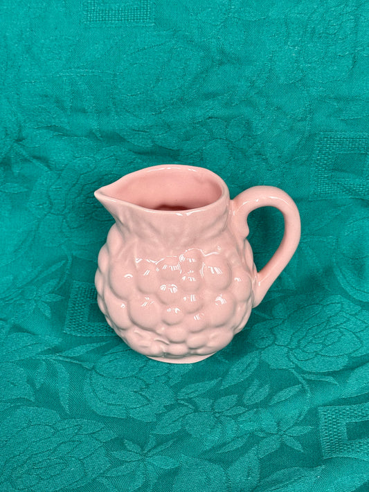 Petit pot avec bec verseur en barbotine rose Geneviève Lethu Salins France