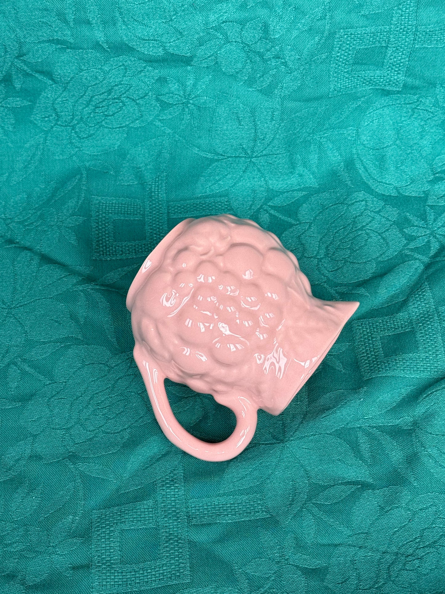 Petit pot avec bec verseur en barbotine rose Geneviève Lethu Salins France