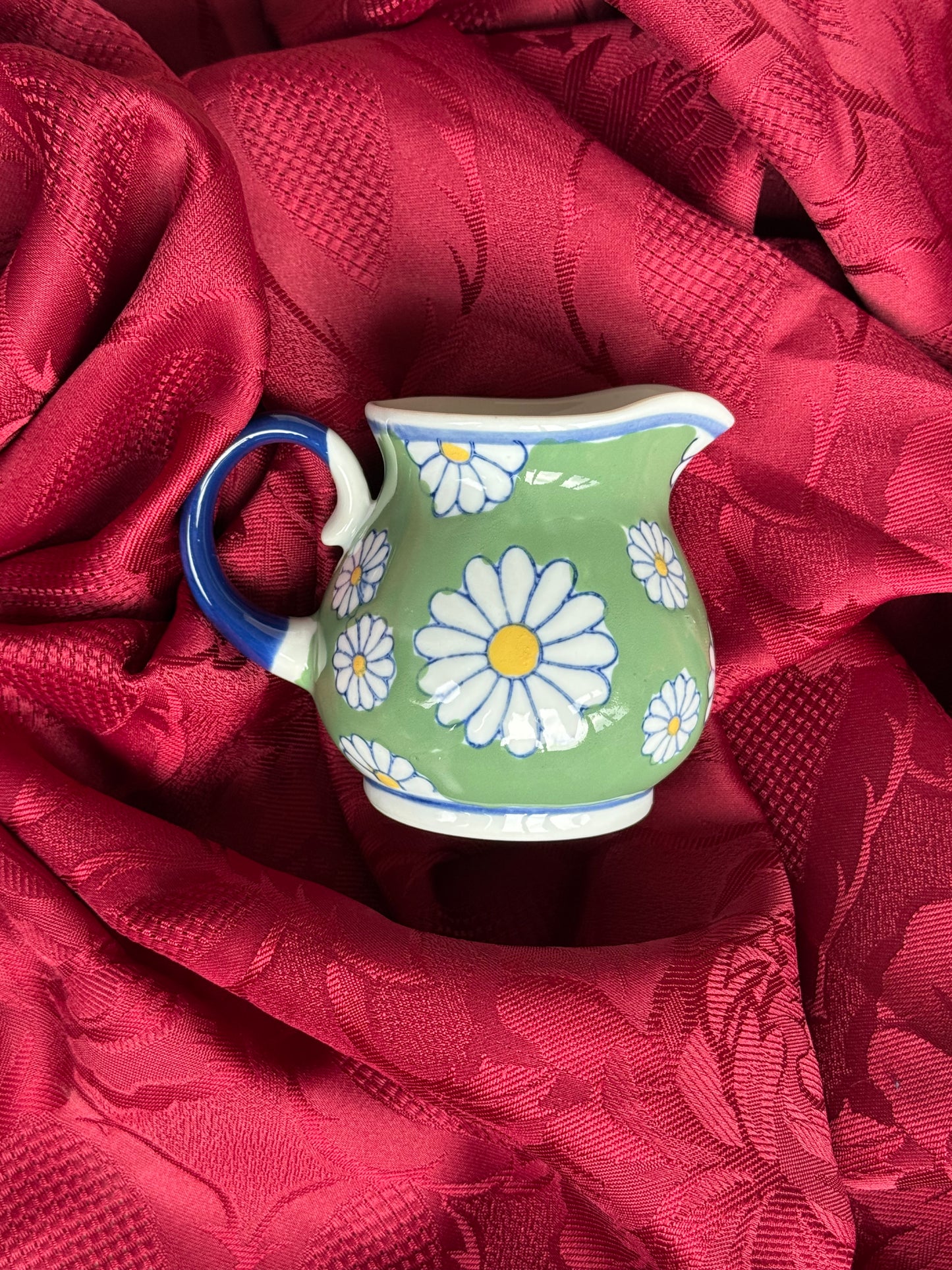Petit pot en céramique avec bec verseur fleurs peintes à la main
