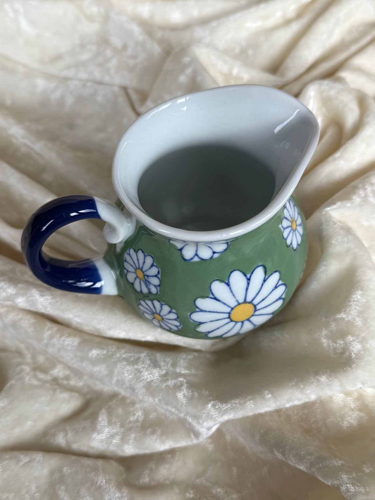 Petit pot en céramique avec bec verseur fleurs peintes à la main