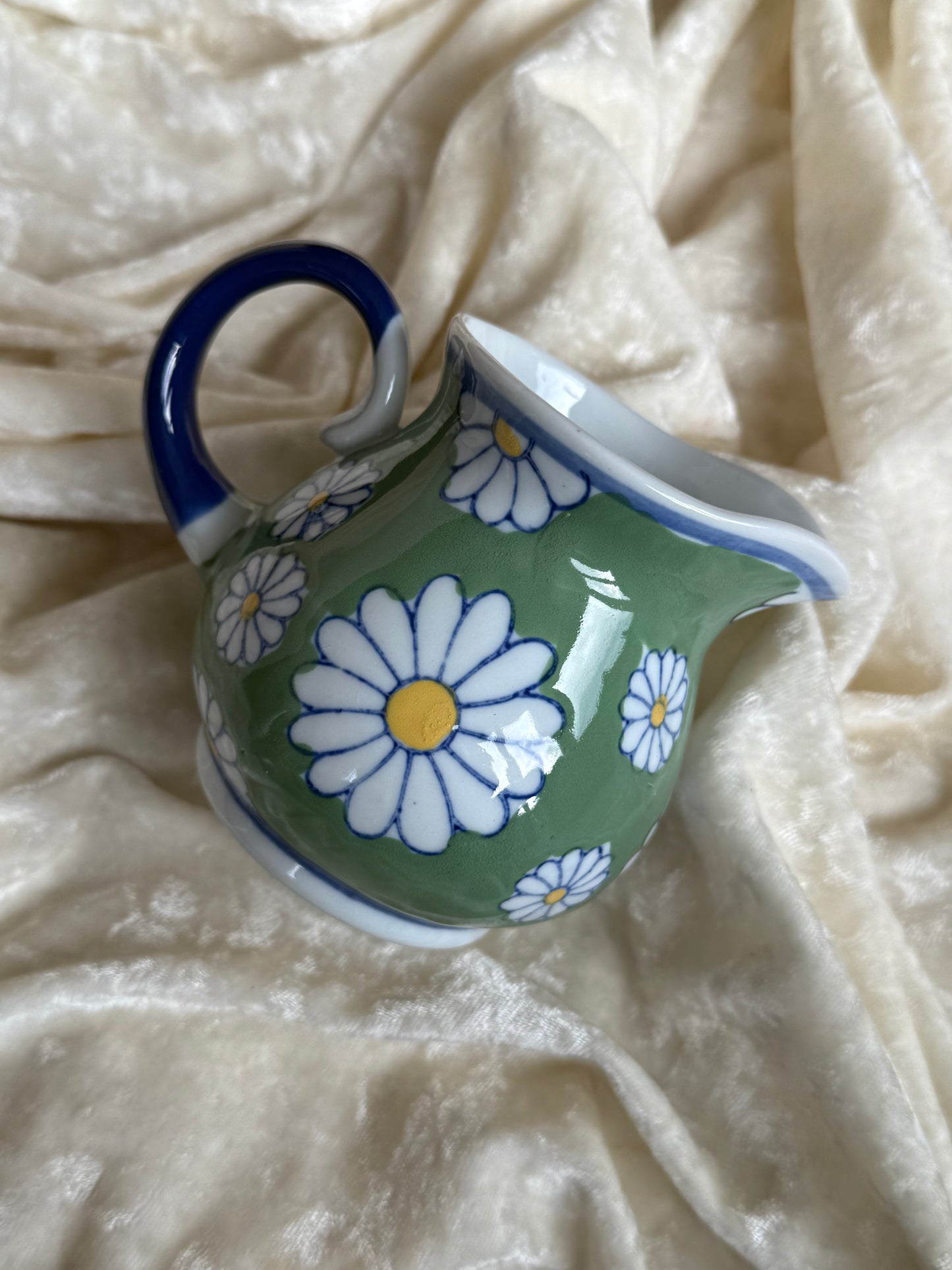 Petit pot en céramique avec bec verseur fleurs peintes à la main