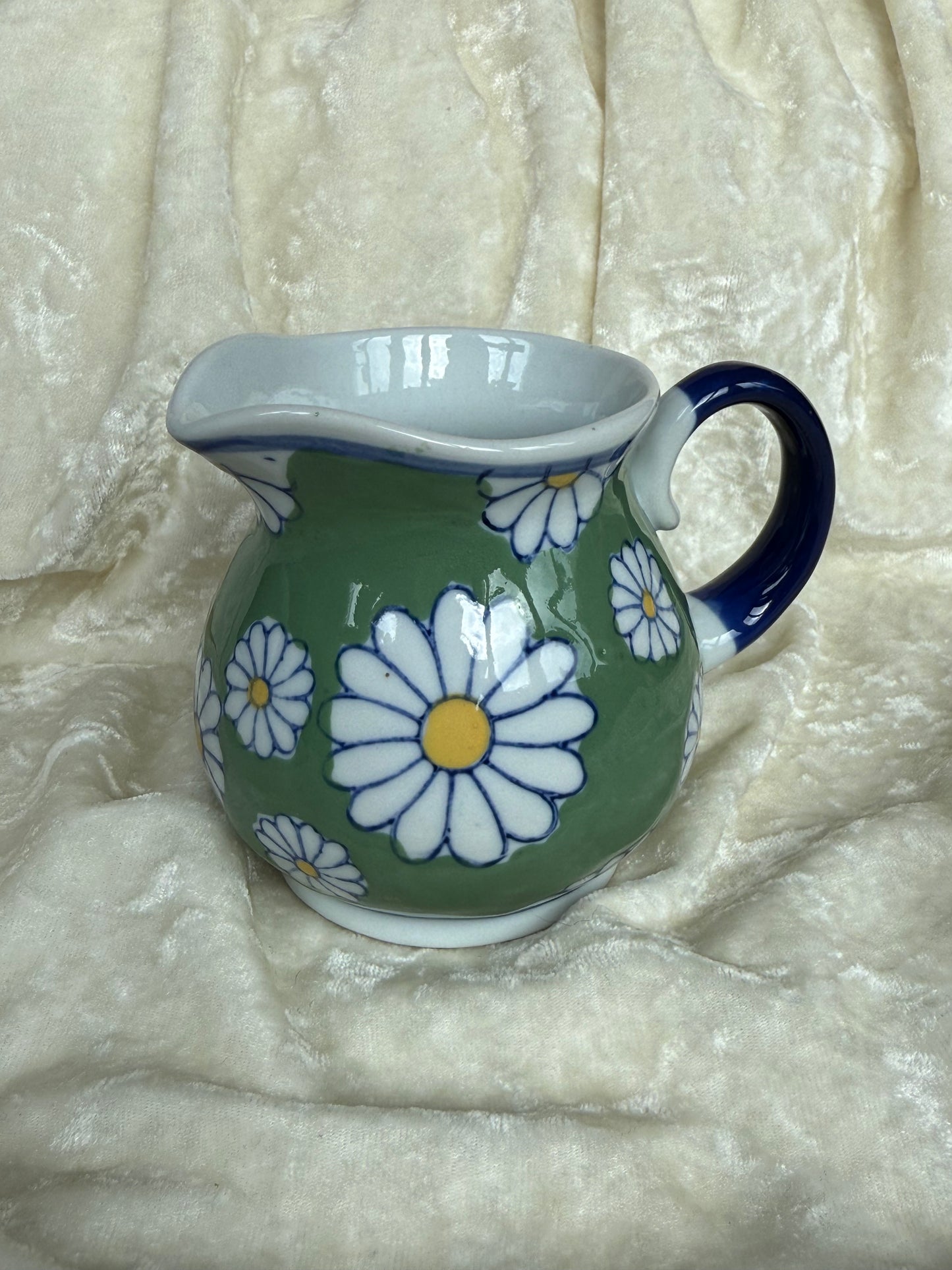 Petit pot en céramique avec bec verseur fleurs peintes à la main