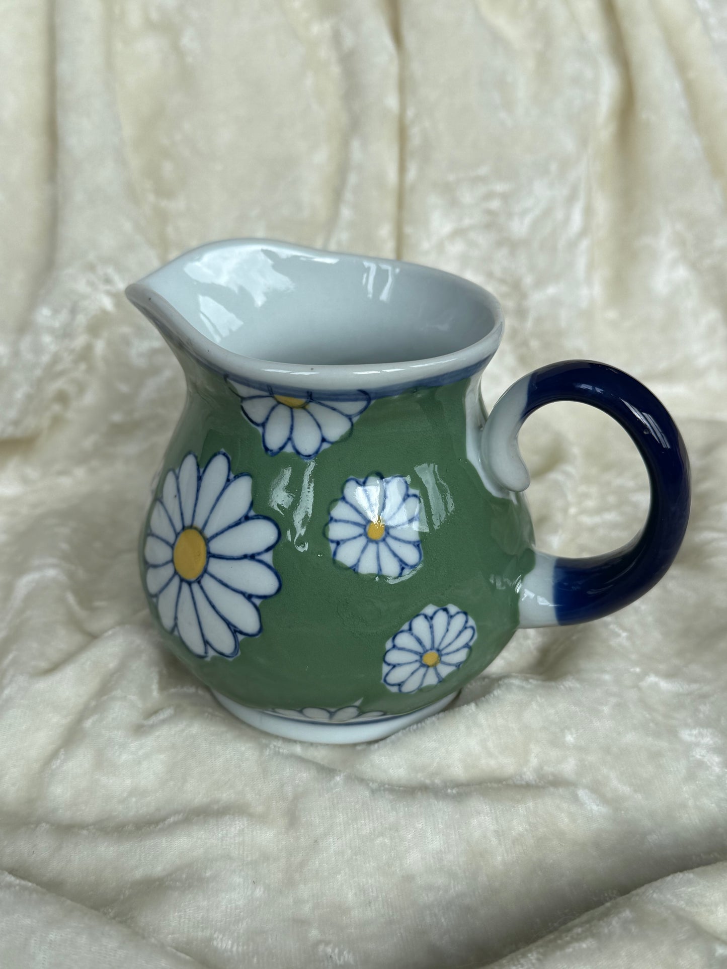 Petit pot en céramique avec bec verseur fleurs peintes à la main