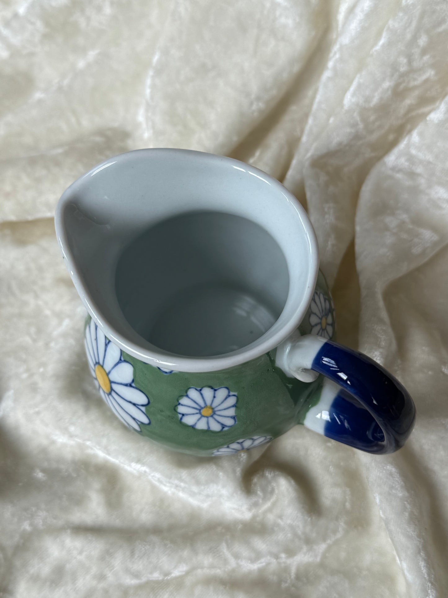 Petit pot en céramique avec bec verseur fleurs peintes à la main