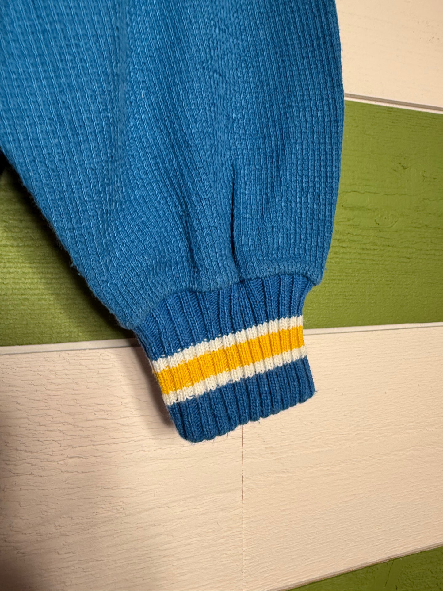 Pull bleu Gabriel D'Authie France avec poches à l'avant T.M