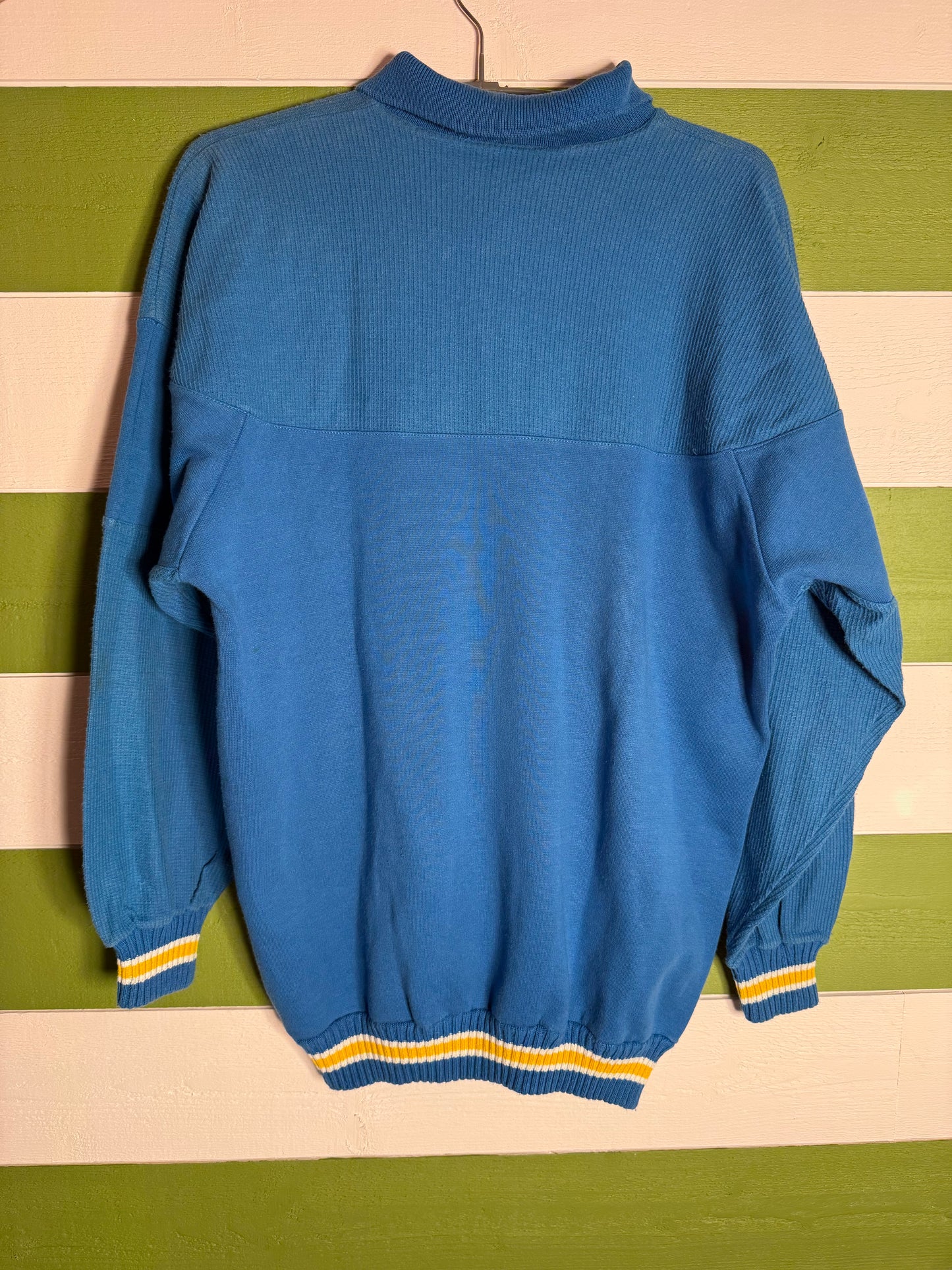 Pull bleu Gabriel D'Authie France avec poches à l'avant T.M