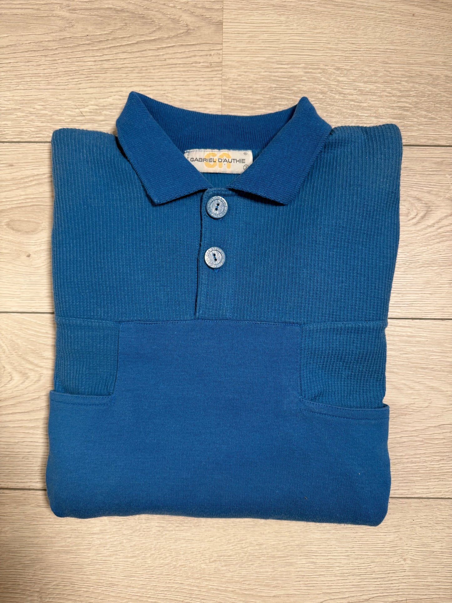 Pull bleu Gabriel D'Authie France avec poches à l'avant T.M