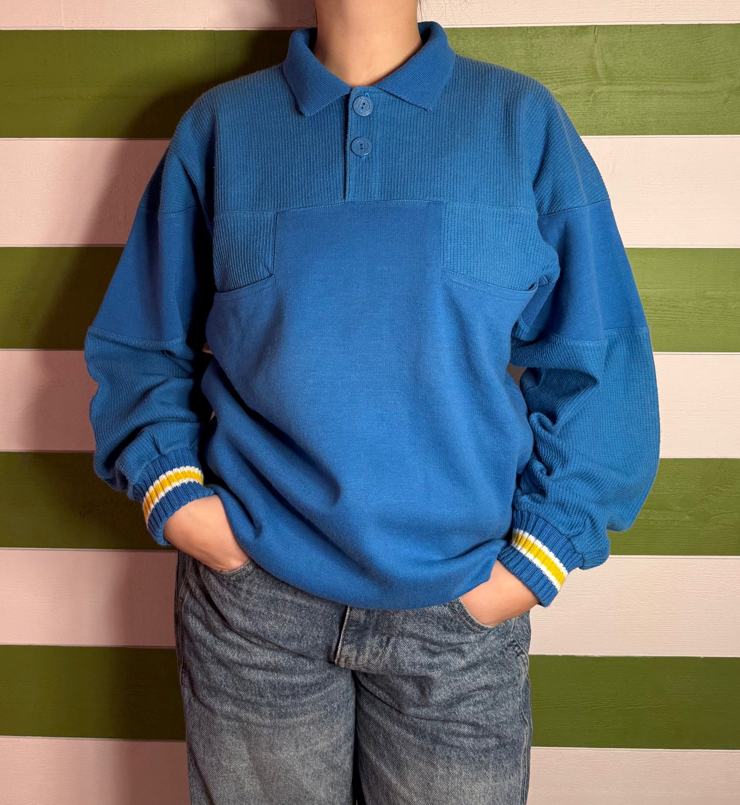 Pull bleu Gabriel D'Authie France avec poches à l'avant T.M