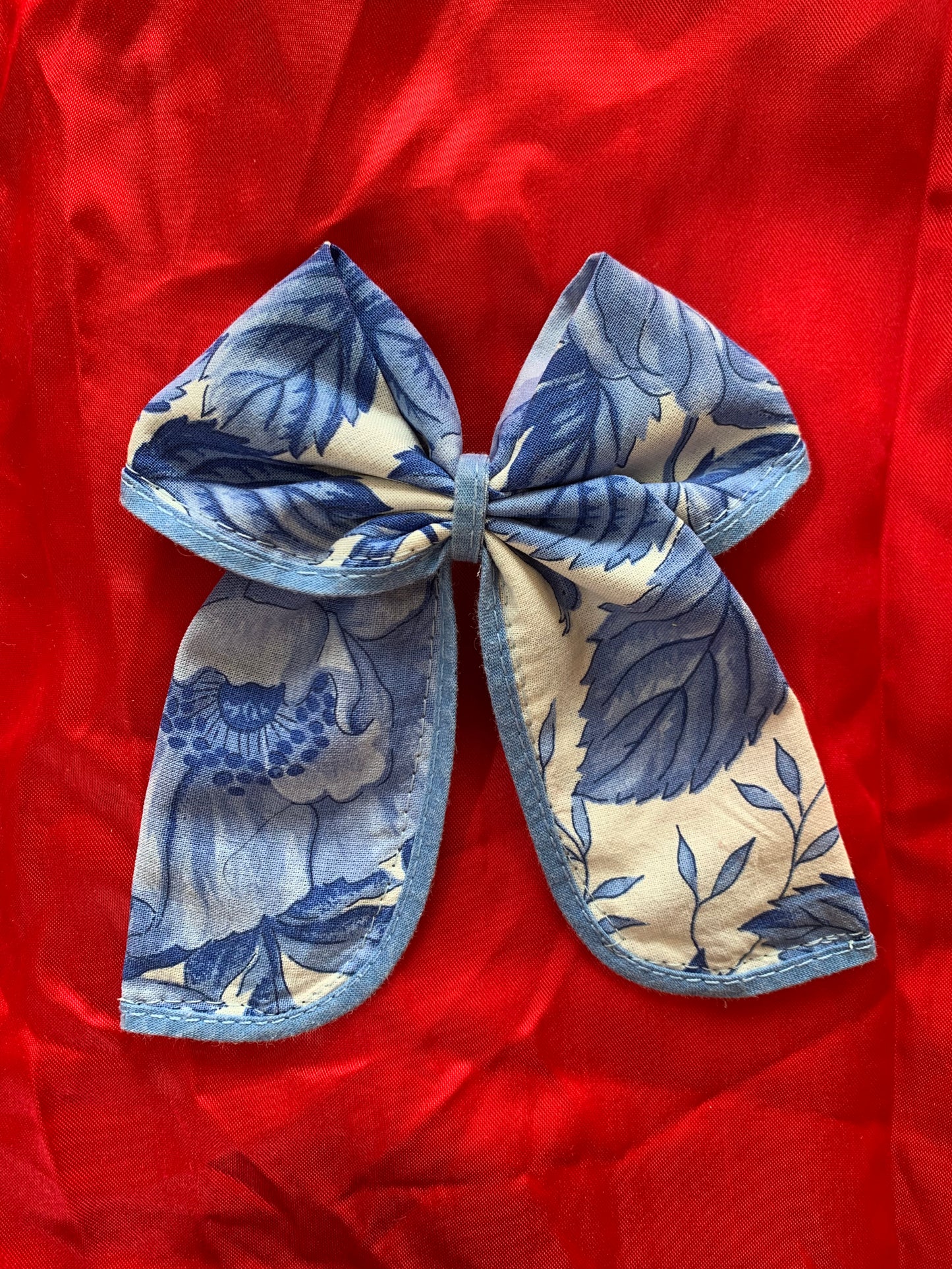 Noeud cheveux bleu & blanc motifs floraux