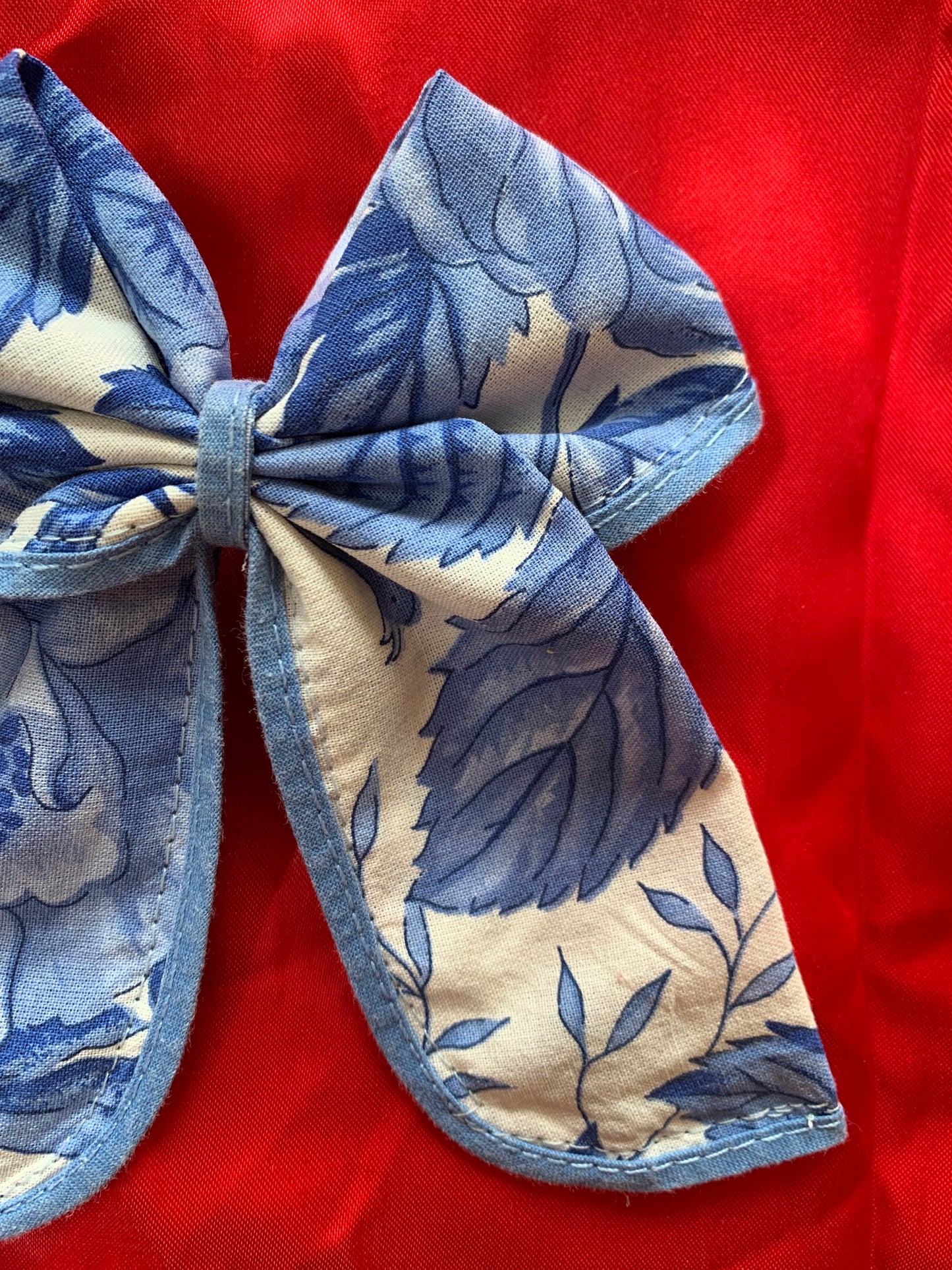 Noeud cheveux bleu & blanc motifs floraux