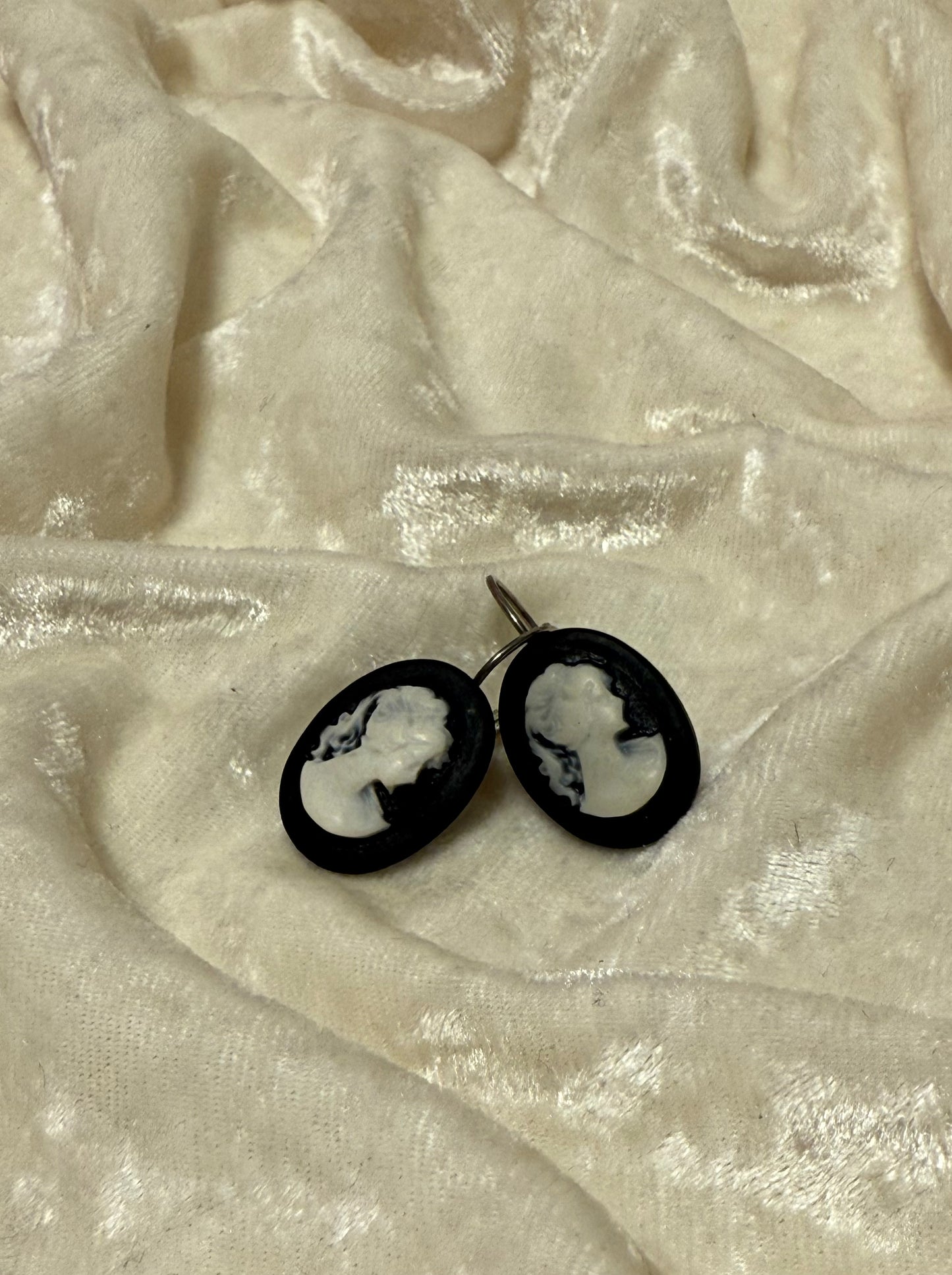 Boucles d'oreilles camée noires & blanches