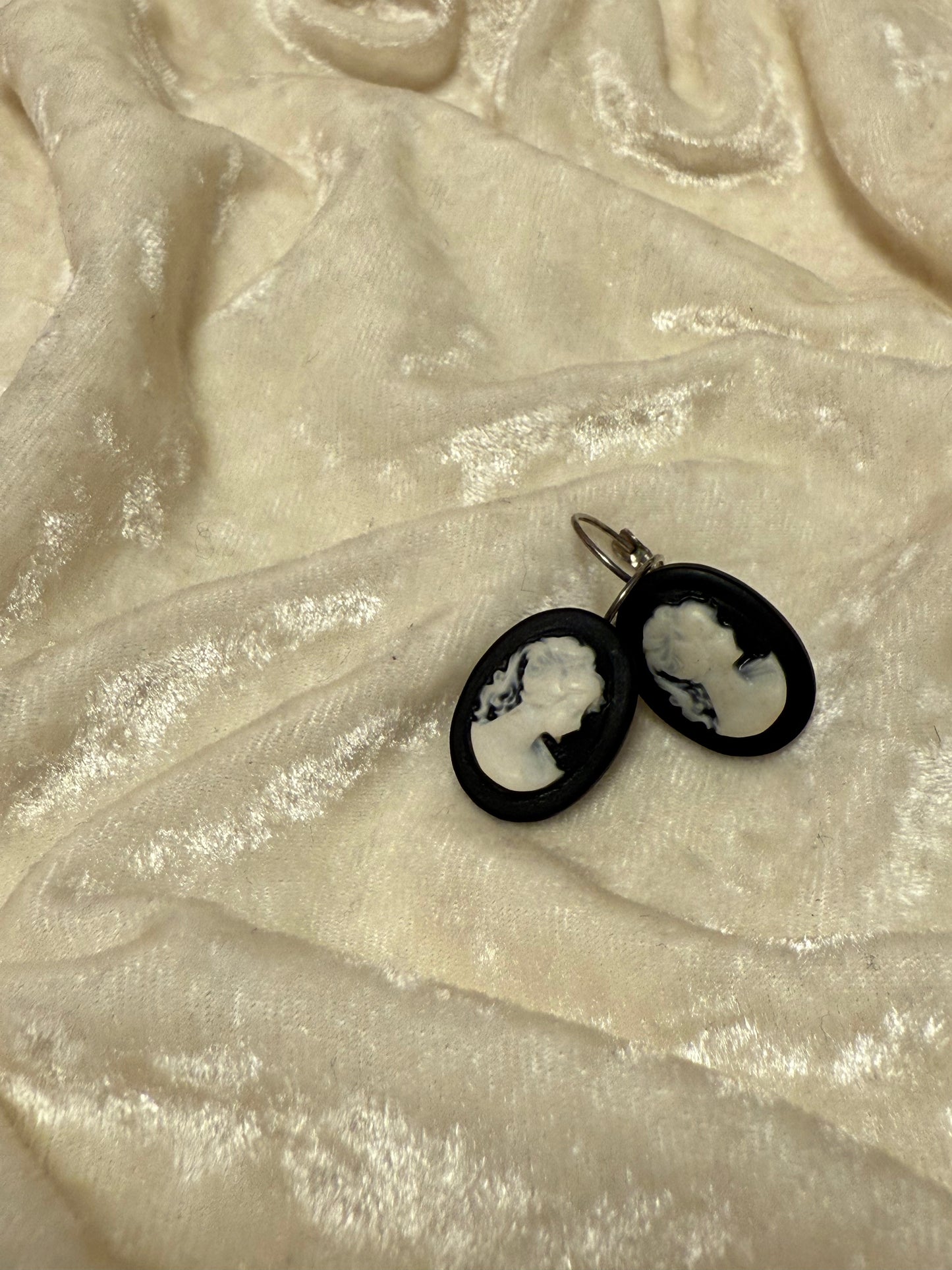 Boucles d'oreilles camée noires & blanches