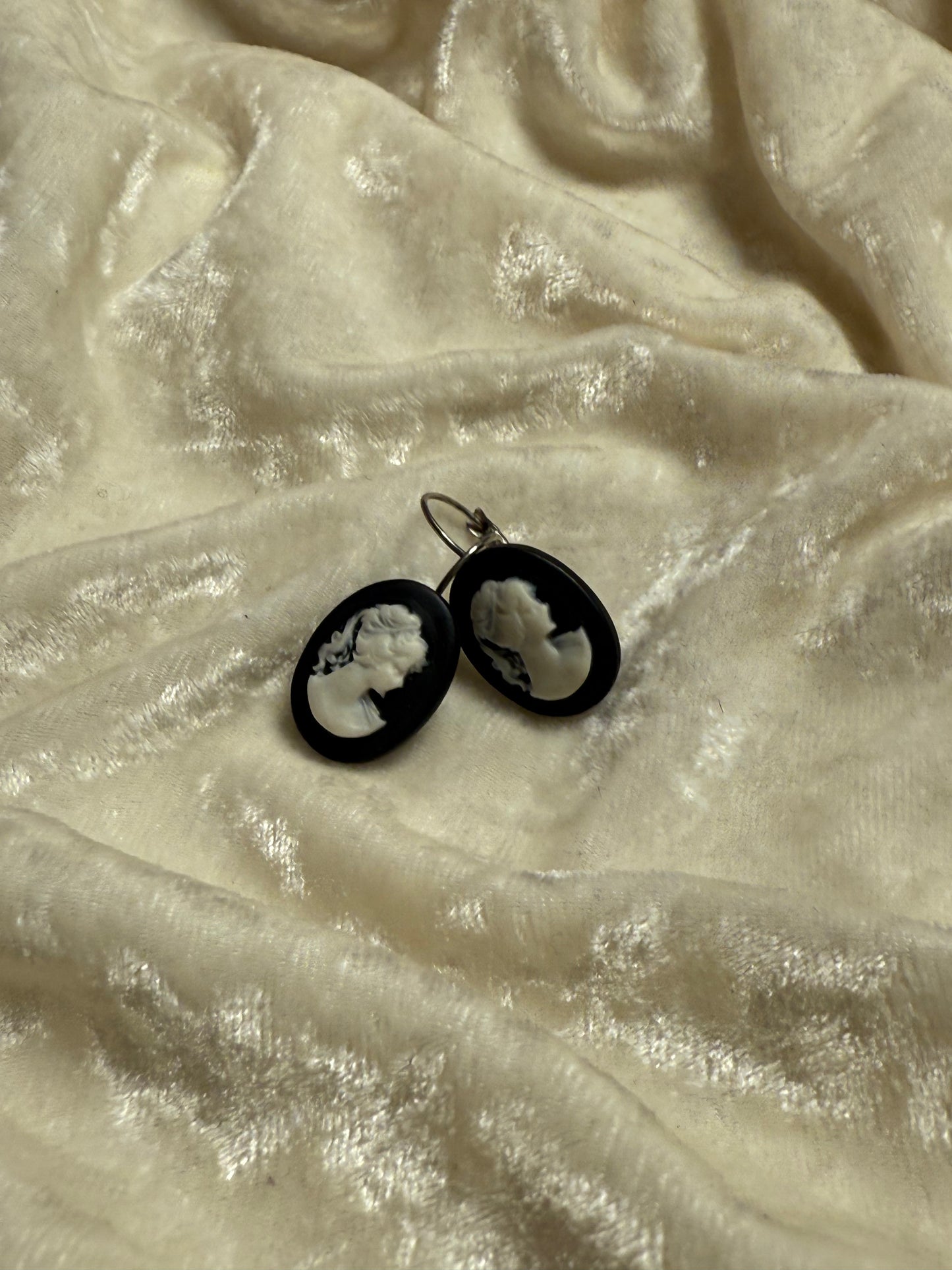 Boucles d'oreilles camée noires & blanches