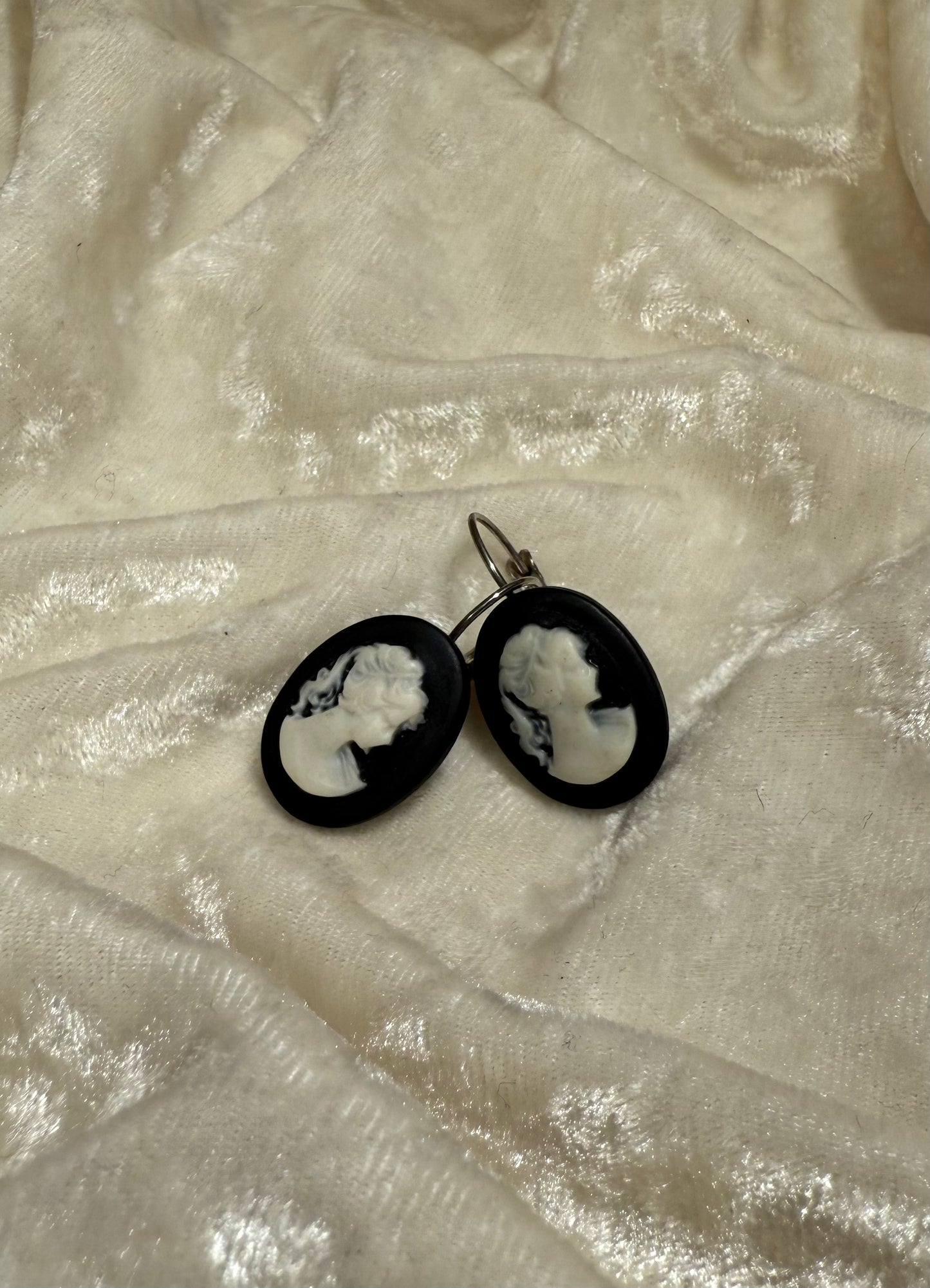Boucles d'oreilles camée noires & blanches
