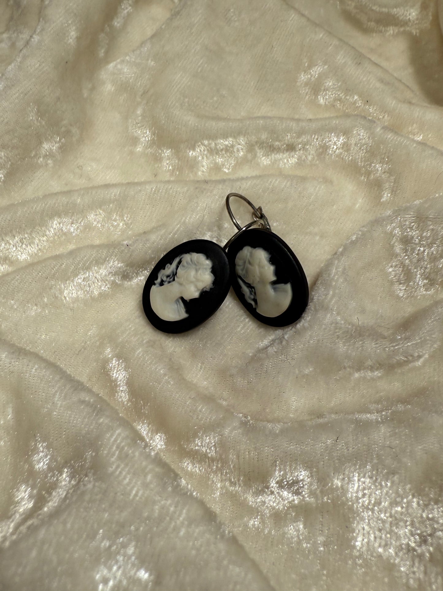 Boucles d'oreilles camée noires & blanches