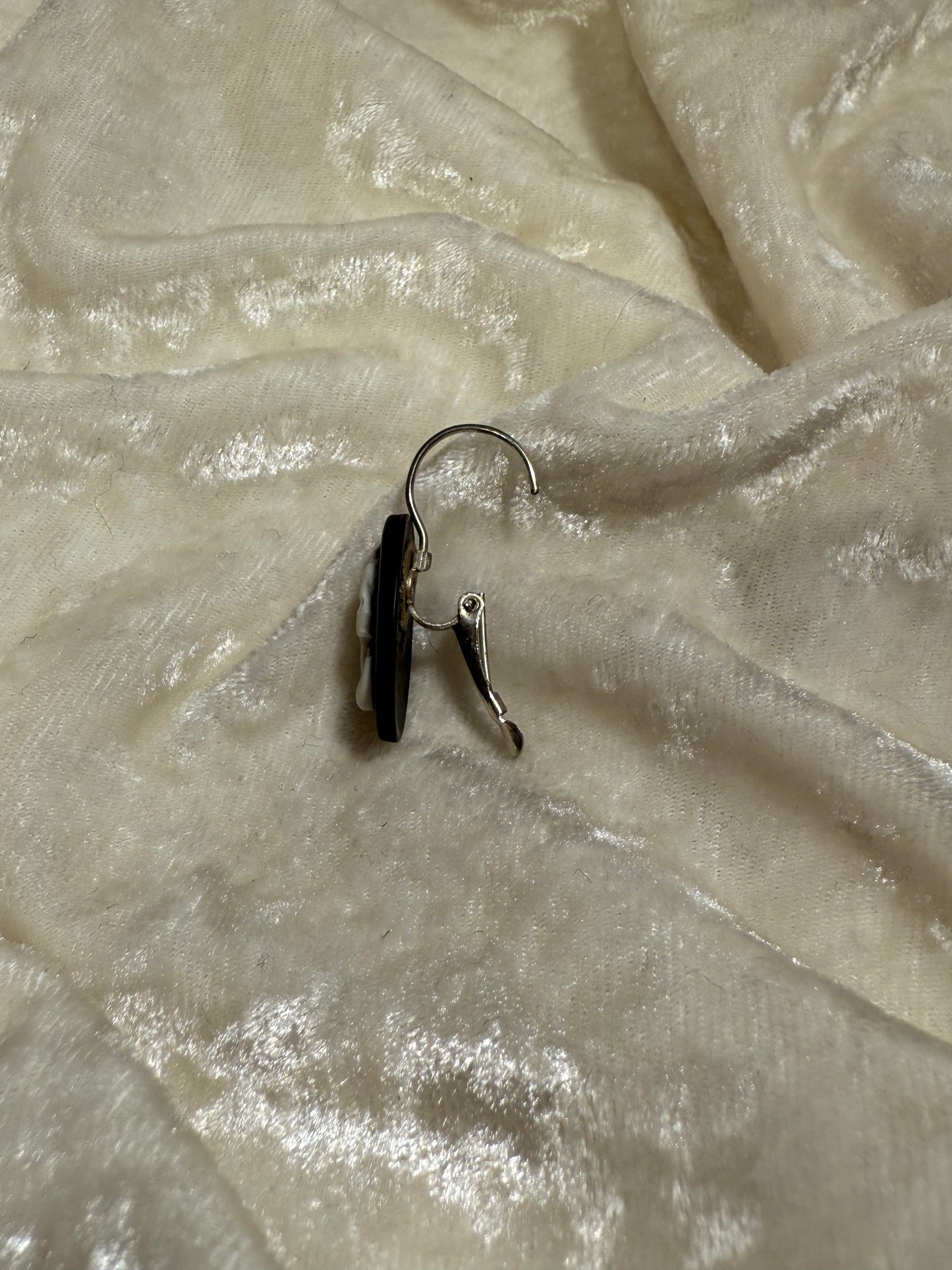 Boucles d'oreilles camée noires & blanches