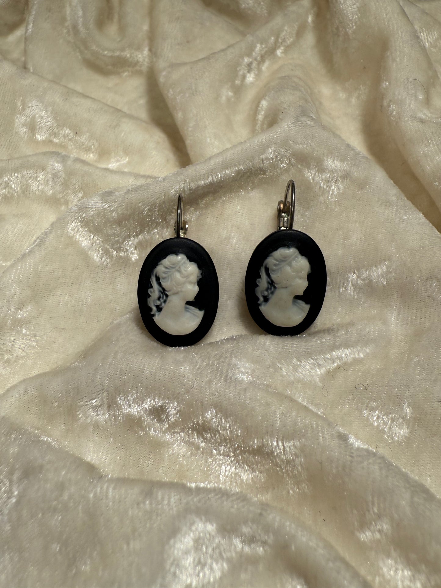 Boucles d'oreilles camée noires & blanches