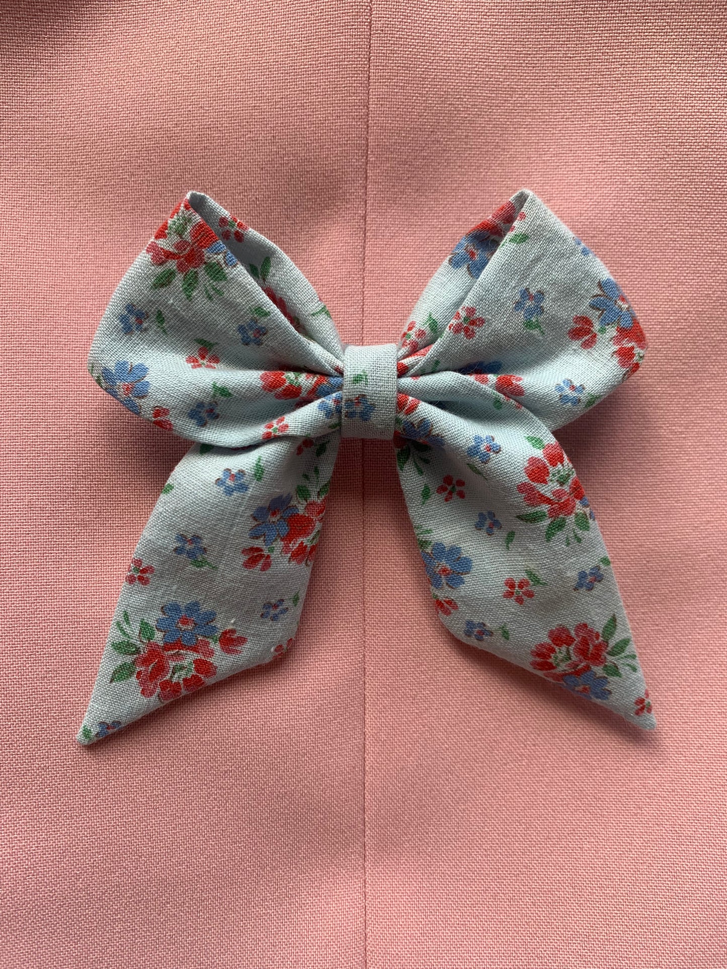 Noeud cheveux bleu avec petites fleurs