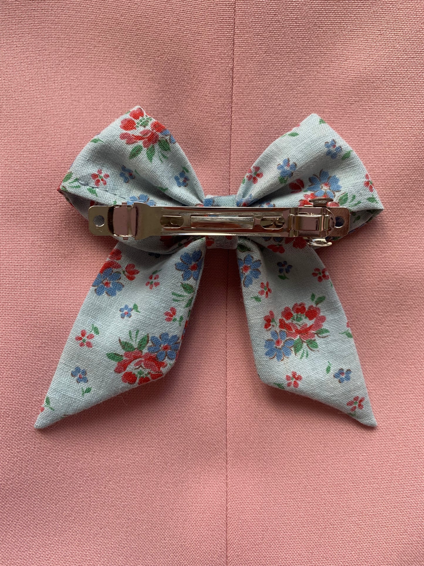 Noeud cheveux bleu avec petites fleurs